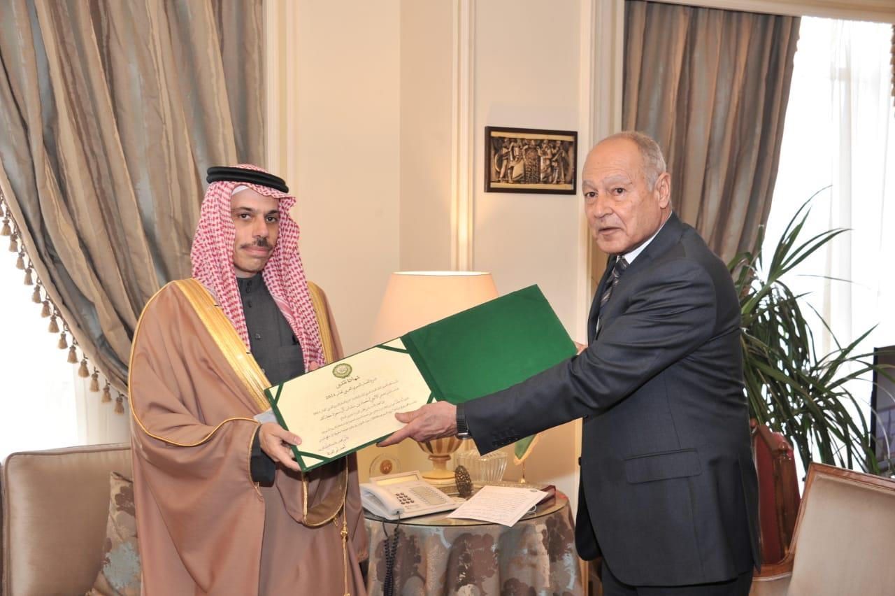 نيابة عن ولي العهد وزير الخارجية يتسلم شهادة تقدير درع العمل التنموي العربي من الجامعة العربية