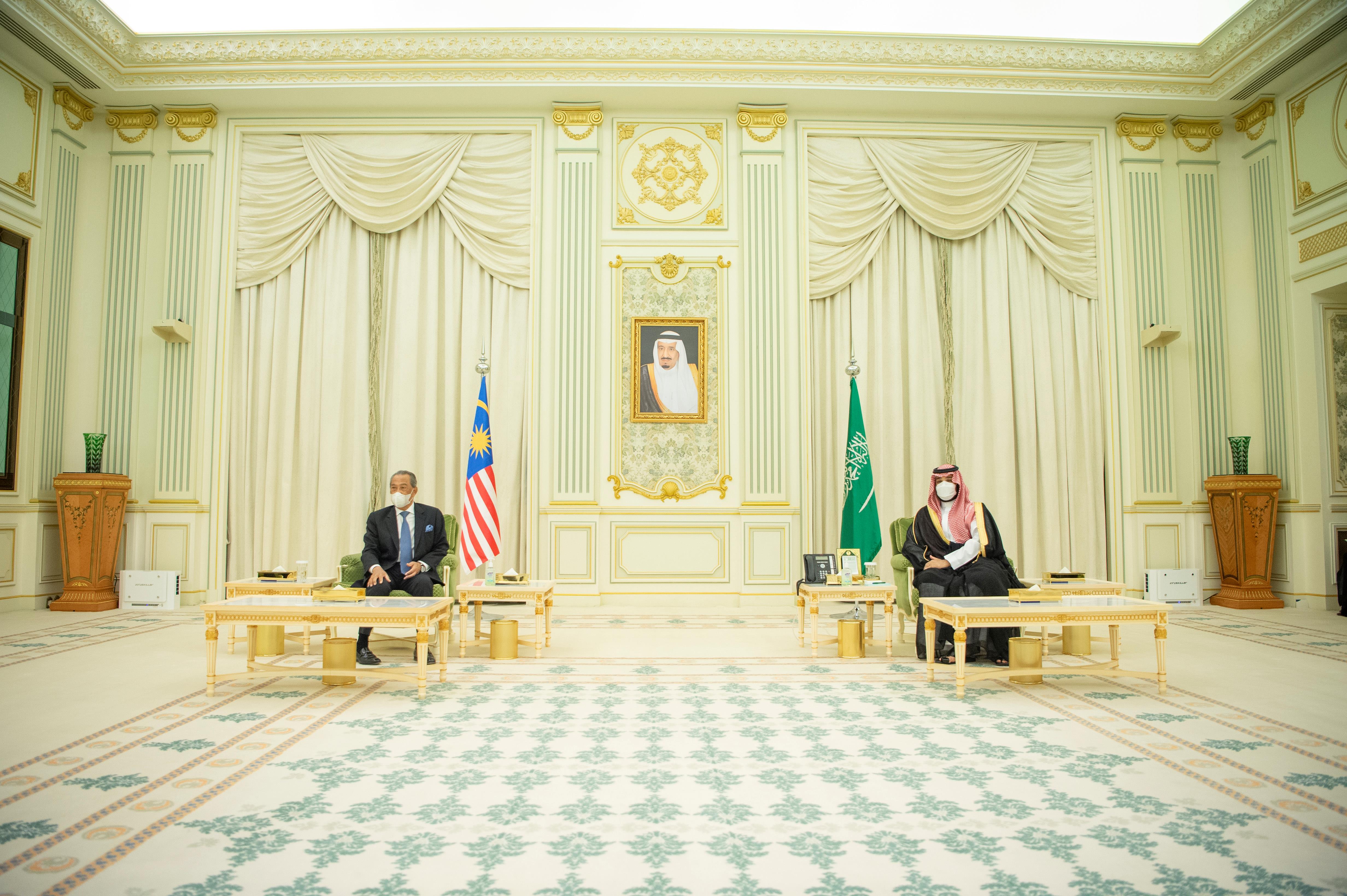 ولي العهد يجتمع مع رئيس الوزراء الماليزي