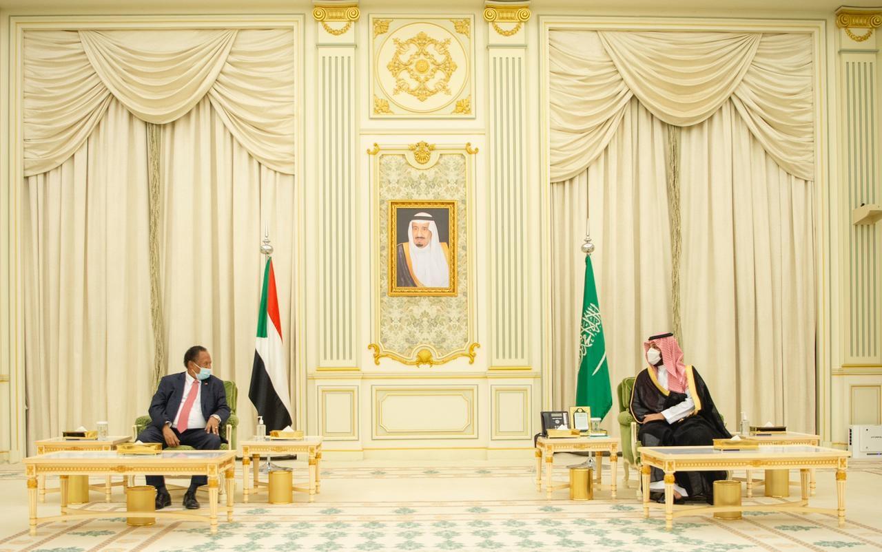 ولي العهد ورئيس الوزراء السوداني يستعرضان العلاقات الثنائية بين البلدين