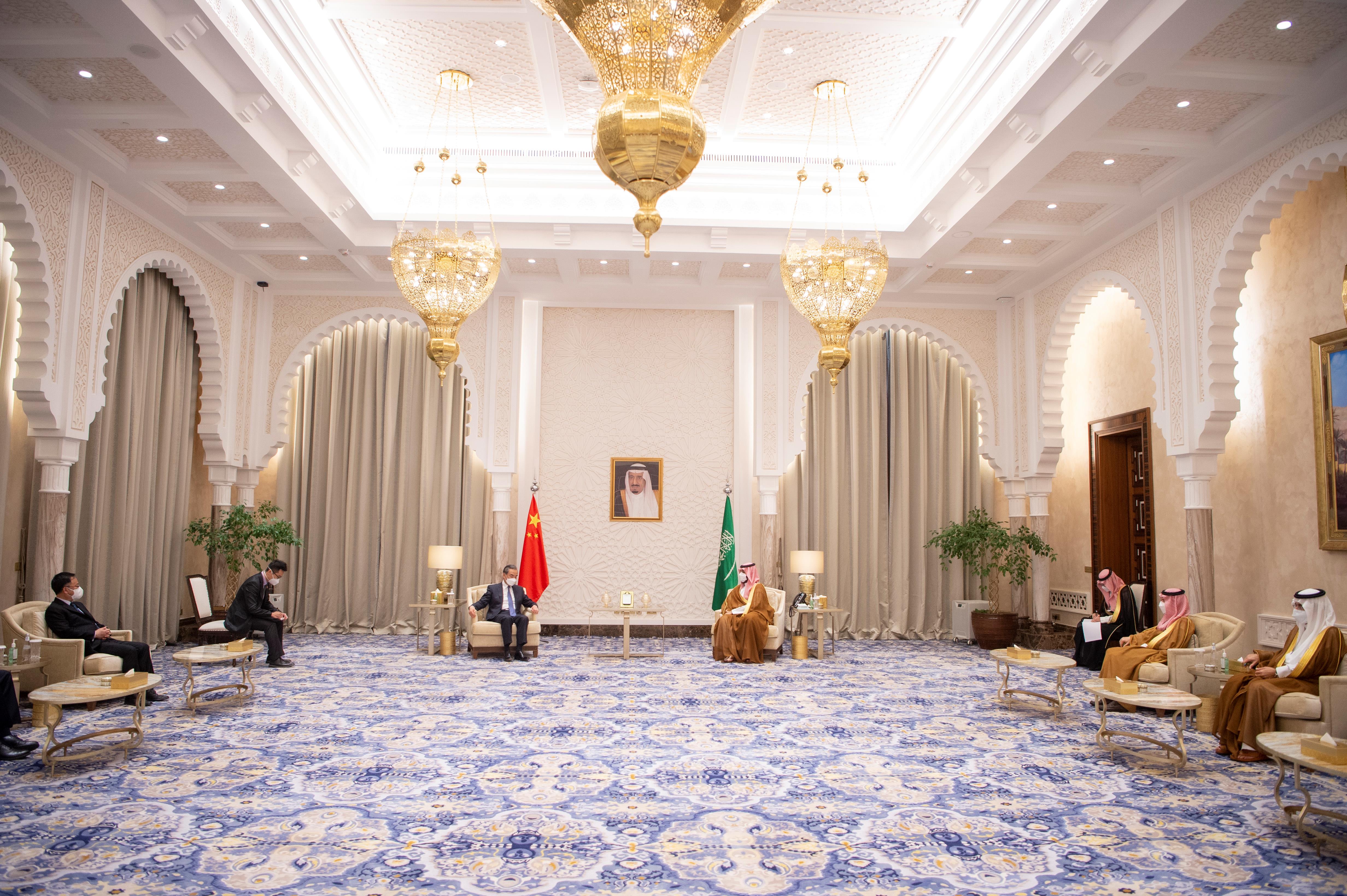 ولي العهد يجتمع مع وزير خارجية الصين
