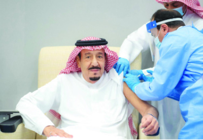 الملك يتلقى الجرعة الأولى من لقاح كورونا