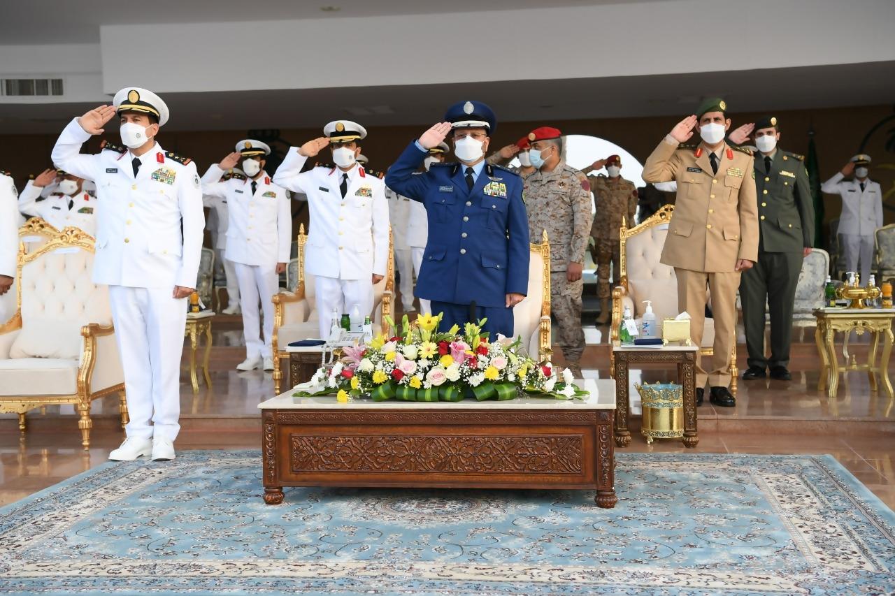 نيابة عن ولي العهد .. رئيس هيئة الأركان العامة يرعى حفل تخريج الدفعة الـ(34) من طلبة كلية الملك فهد البحرية