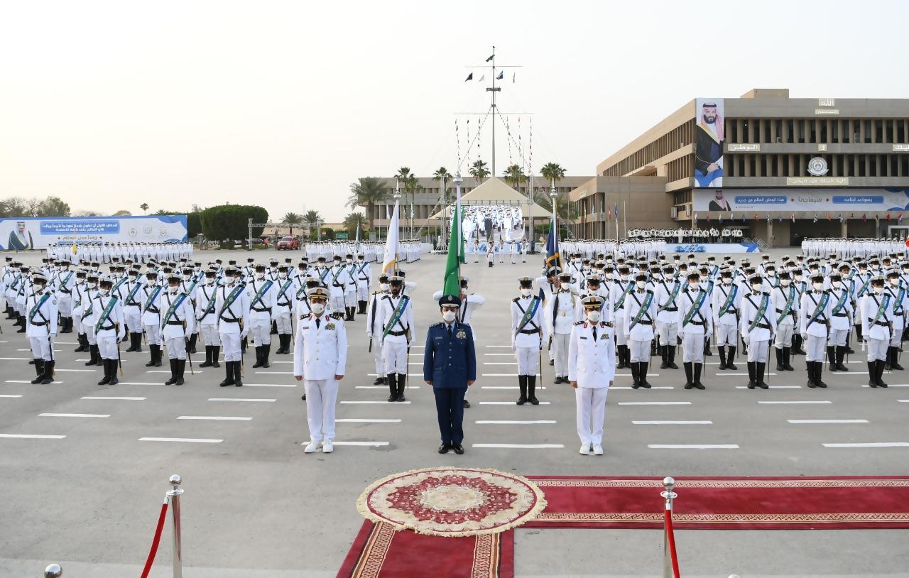 نيابة عن ولي العهد .. رئيس هيئة الأركان العامة يرعى حفل تخريج الدفعة الـ(34) من طلبة كلية الملك فهد البحرية