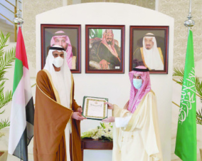وزير الخارجية يسلم الشيخ شخبوط وشاح الملك عبدالعزيز