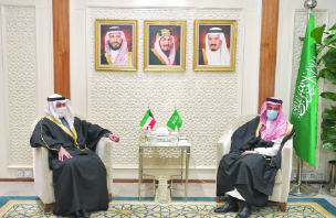 المليك يتلقى رسالة خطية من أمير الكويت