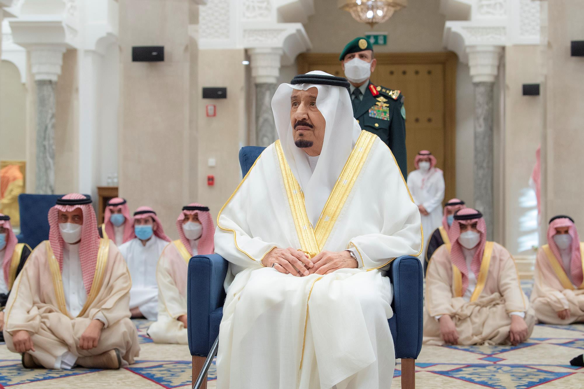 خادم الحرمين الشريفين يؤدي صلاة عيد الفطر المبارك