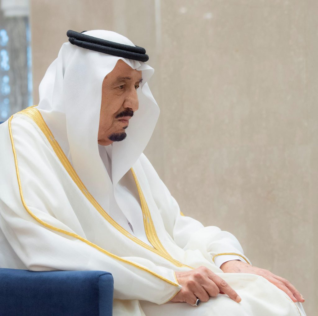 خادم الحرمين الشريفين يؤدي صلاة عيد الفطر المبارك