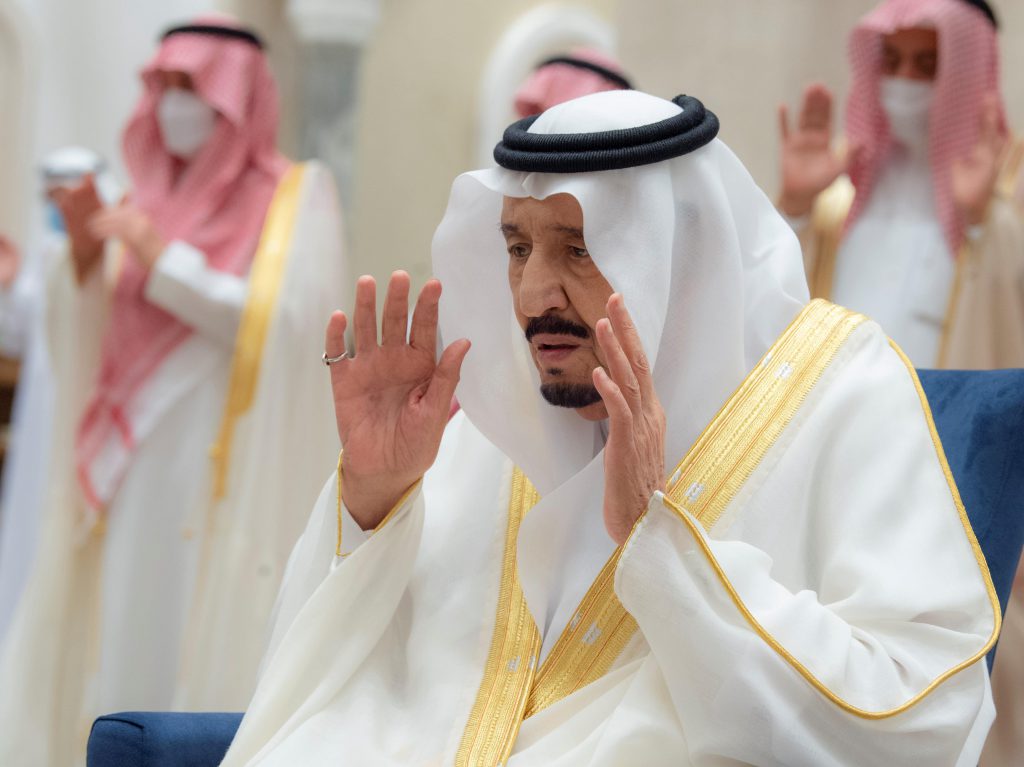 خادم الحرمين الشريفين يؤدي صلاة عيد الفطر المبارك