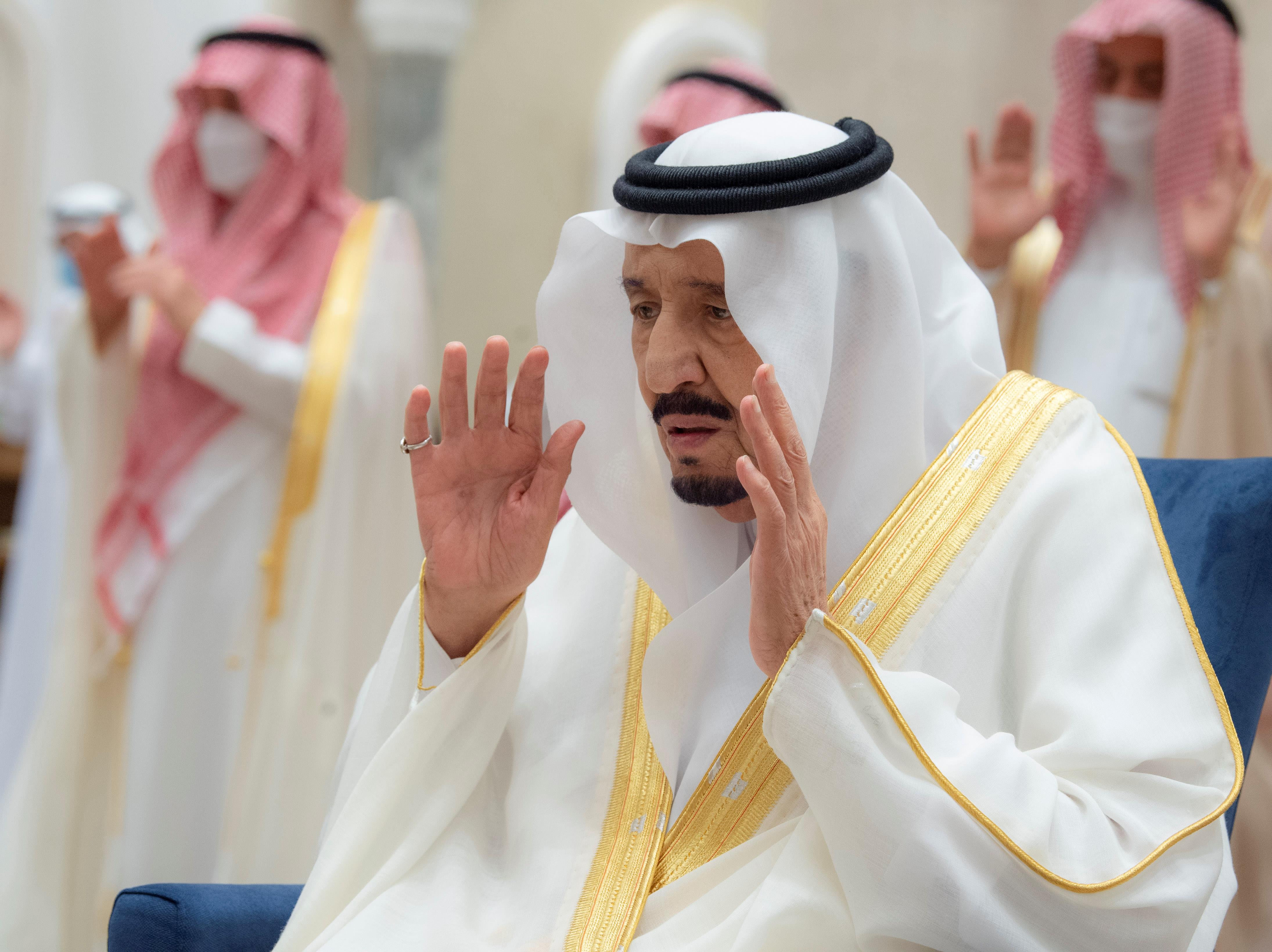 خادم الحرمين الشريفين يؤدي صلاة عيد الفطر المبارك