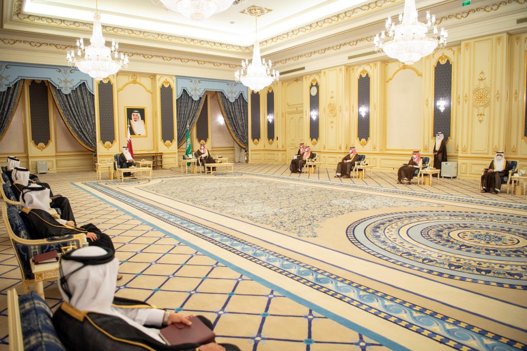 ولي العهد وأمير قطر يستعرضان العلاقات وأوجه التعاون بين البلدين