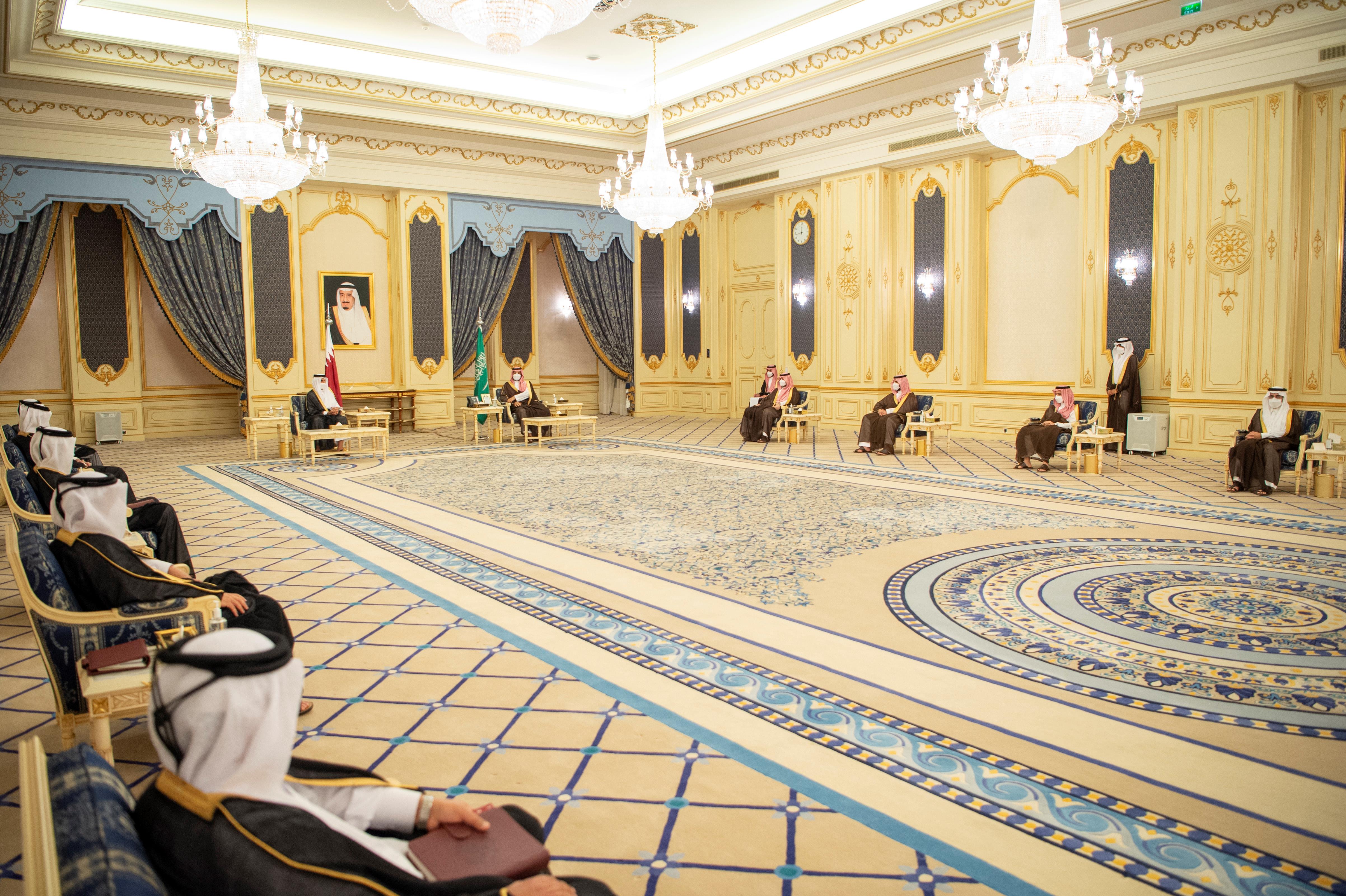 ولي العهد وأمير قطر يستعرضان العلاقات وأوجه التعاون بين البلدين