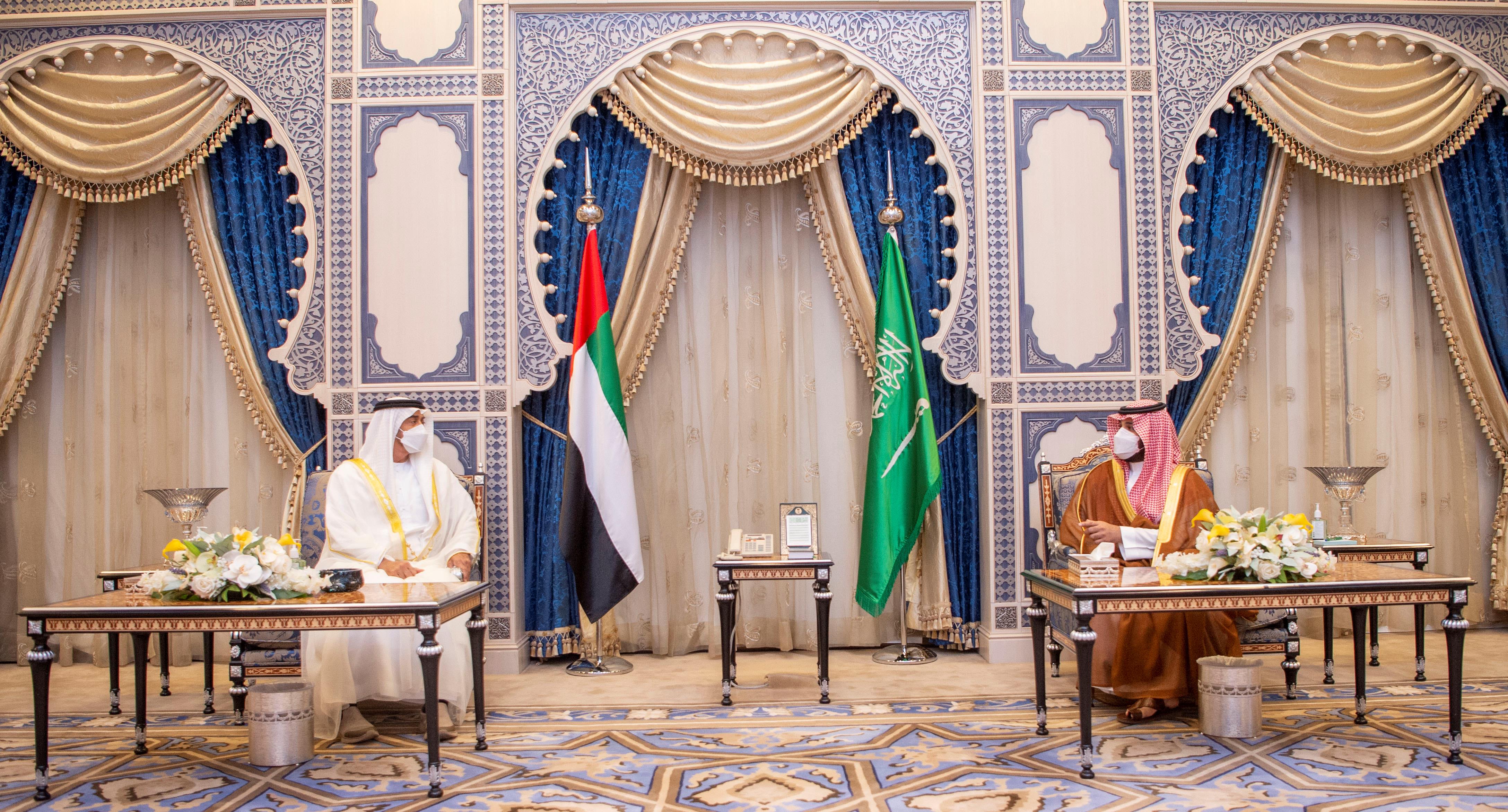 ولي العهد والشيخ محمد بن زايد يستعرضان العلاقات الأخوية بين البلدين