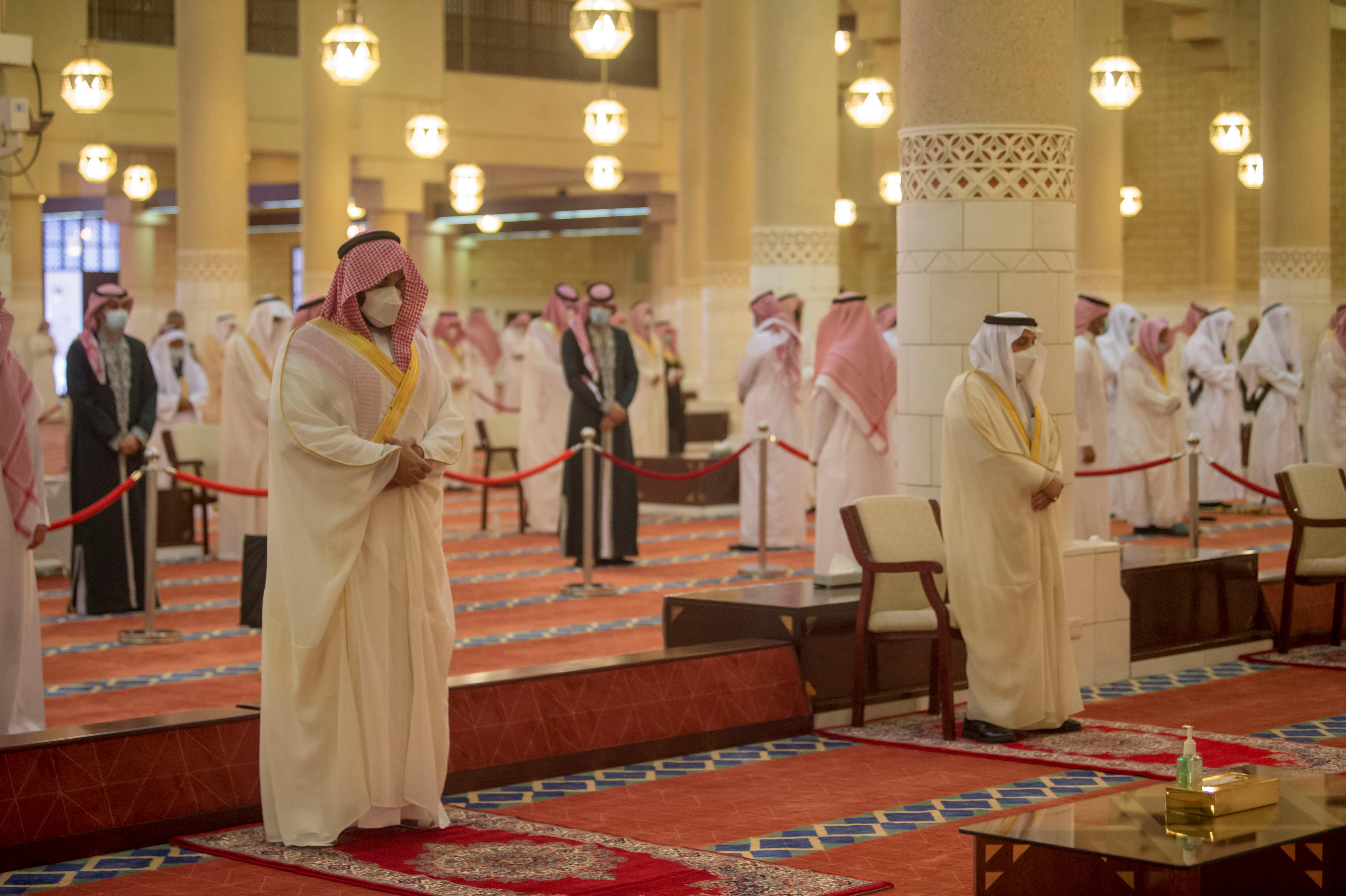 ولي العهد يؤدي صلاة عيد الفطر المبارك