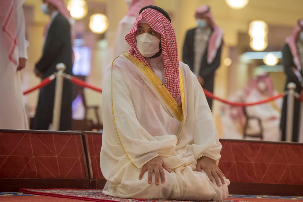 ولي العهد يؤدي صلاة عيد الفطر المبارك