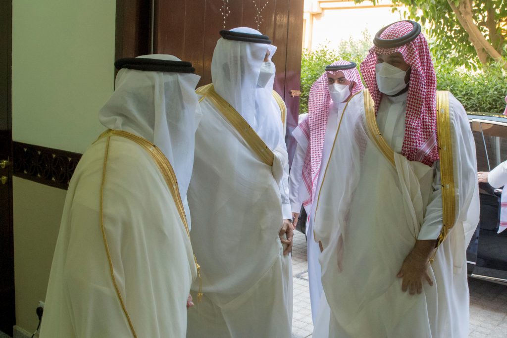 ولي العهد يؤدي صلاة عيد الفطر المبارك
