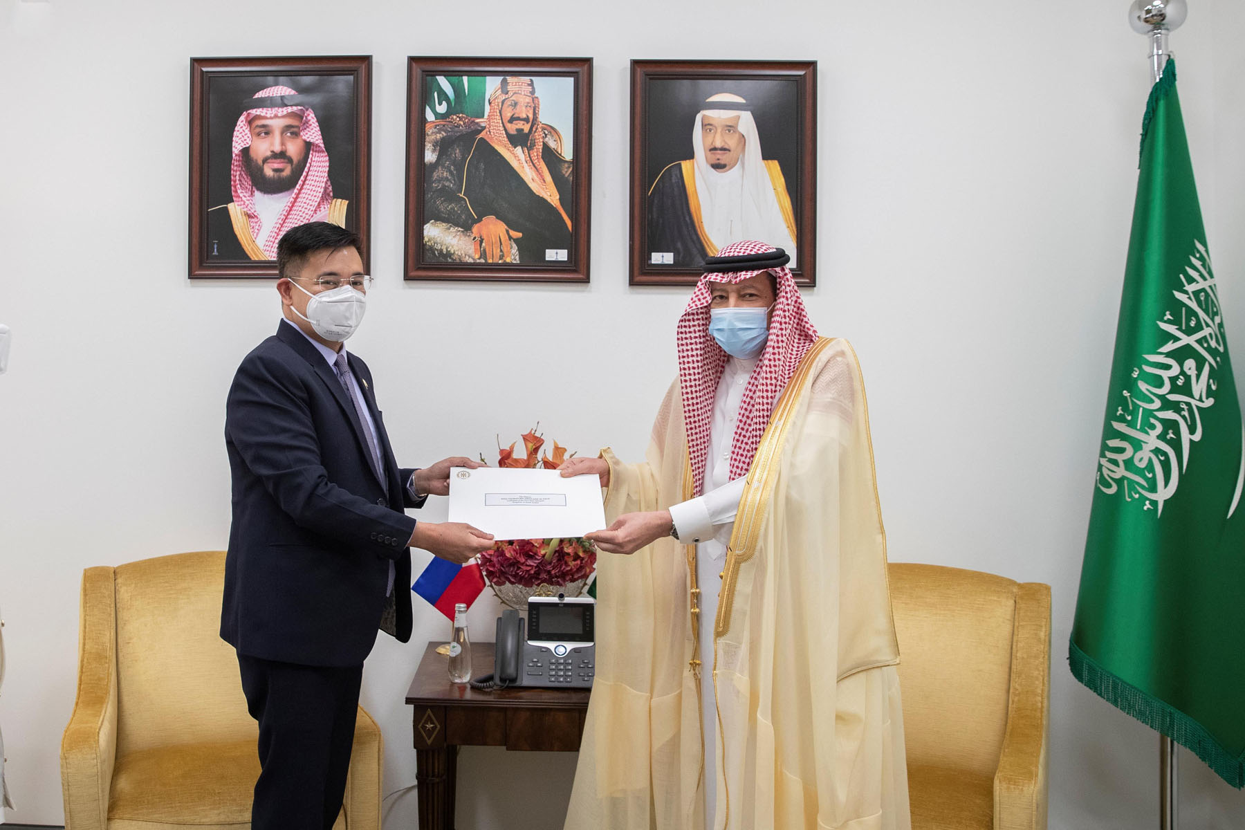 الملك يتلقى رسالة خطية من الرئيس الفلبيني