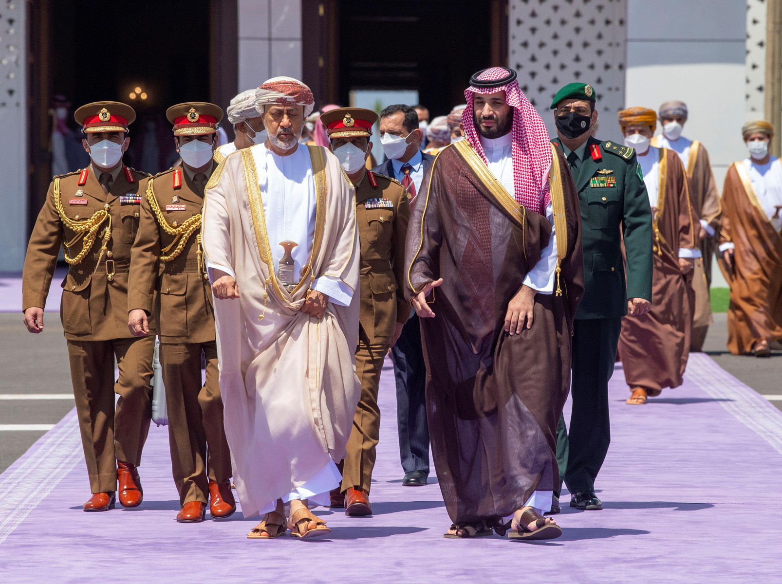 ولي العهد يودع سلطان عمان