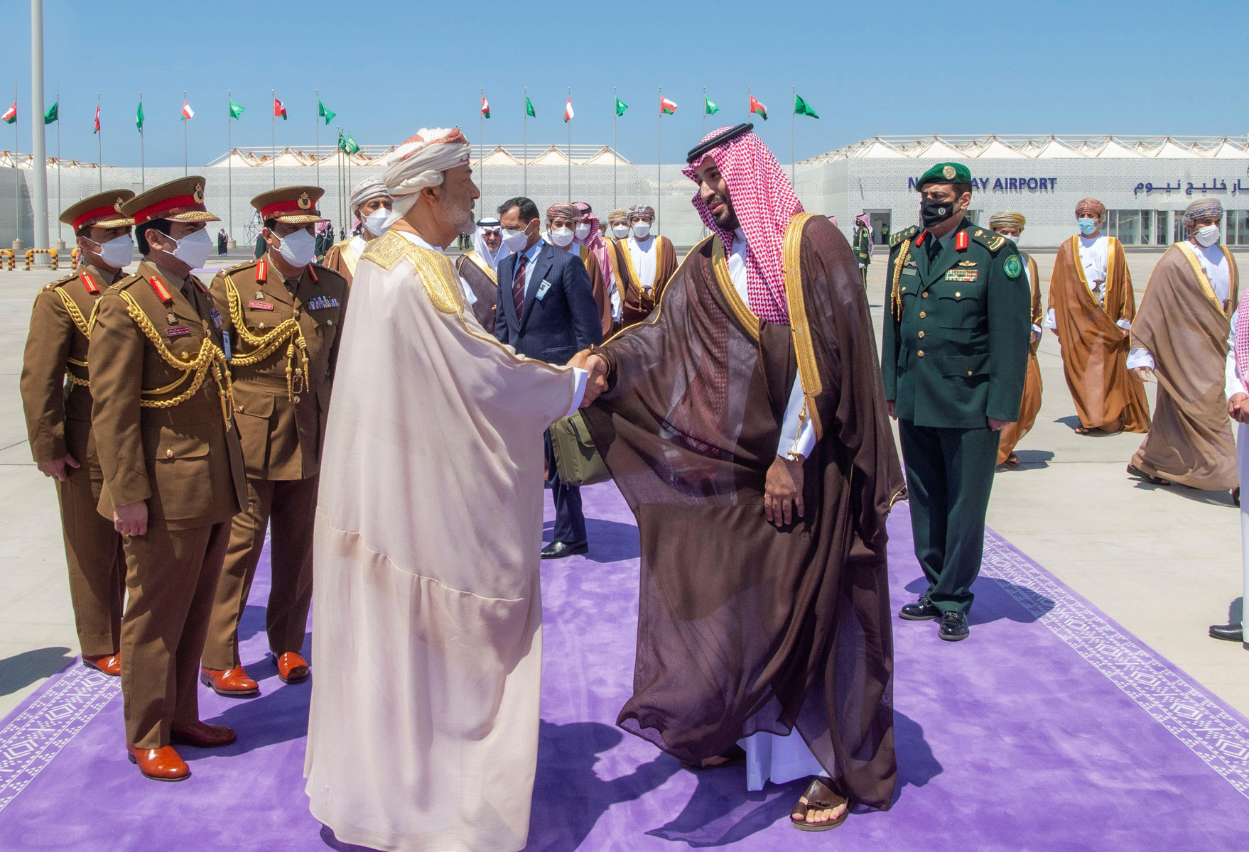 ولي العهد يودع سلطان عمان