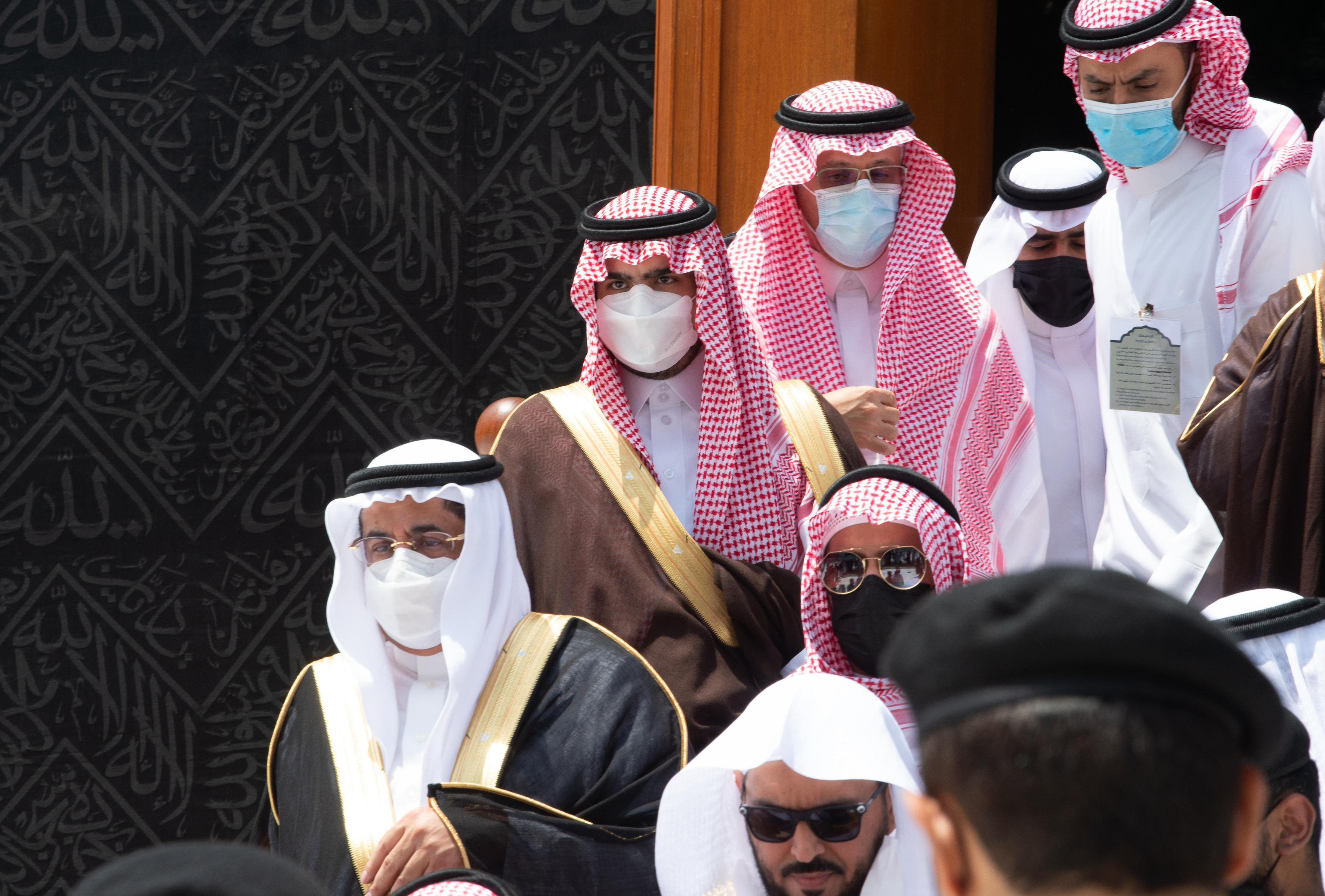 أمير مكة المكرمة يتشرف بغسل الكعبة المشرفة