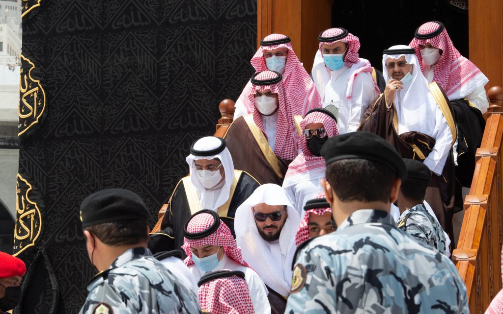 أمير مكة المكرمة يتشرف بغسل الكعبة المشرفة