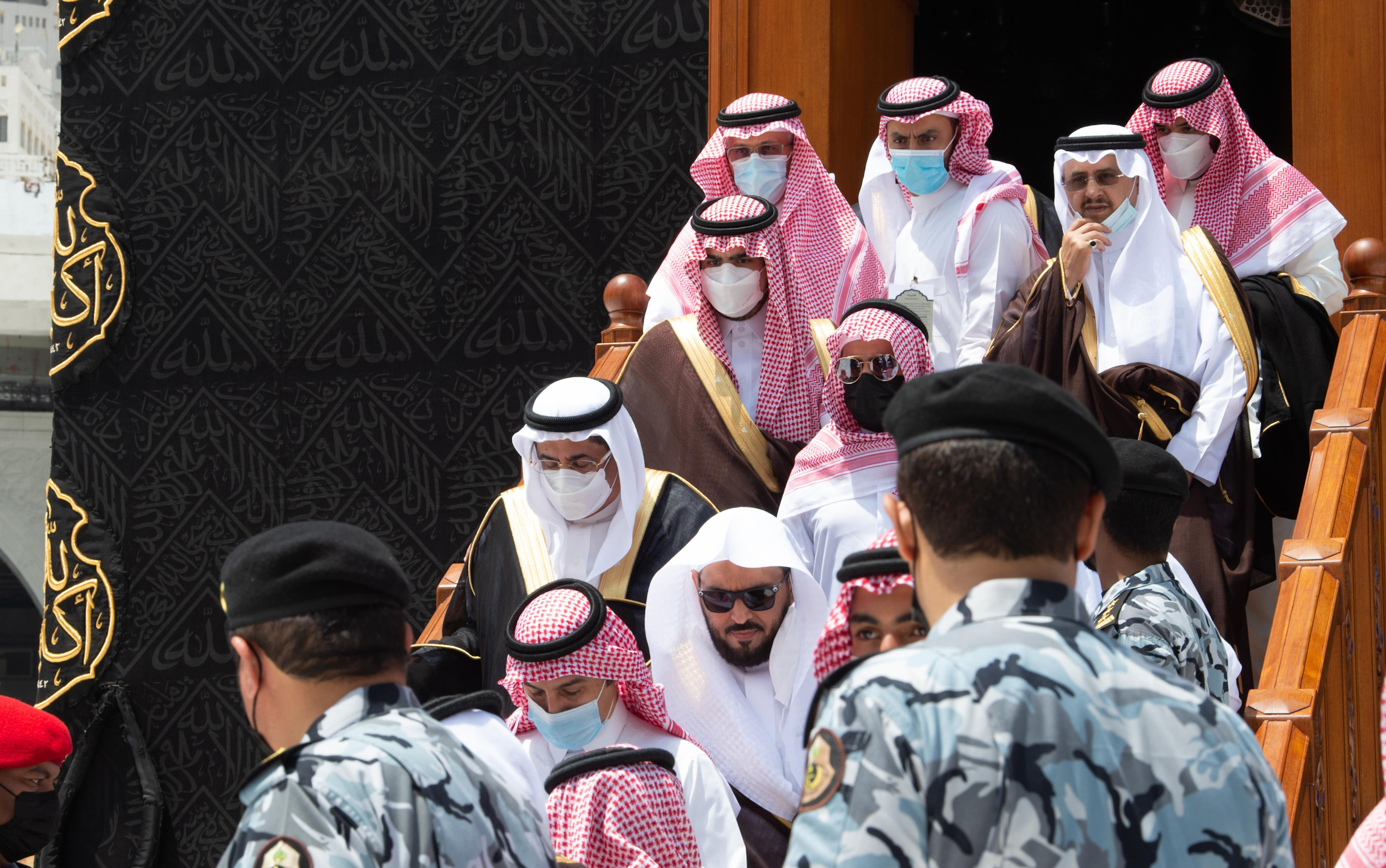 أمير مكة المكرمة يتشرف بغسل الكعبة المشرفة