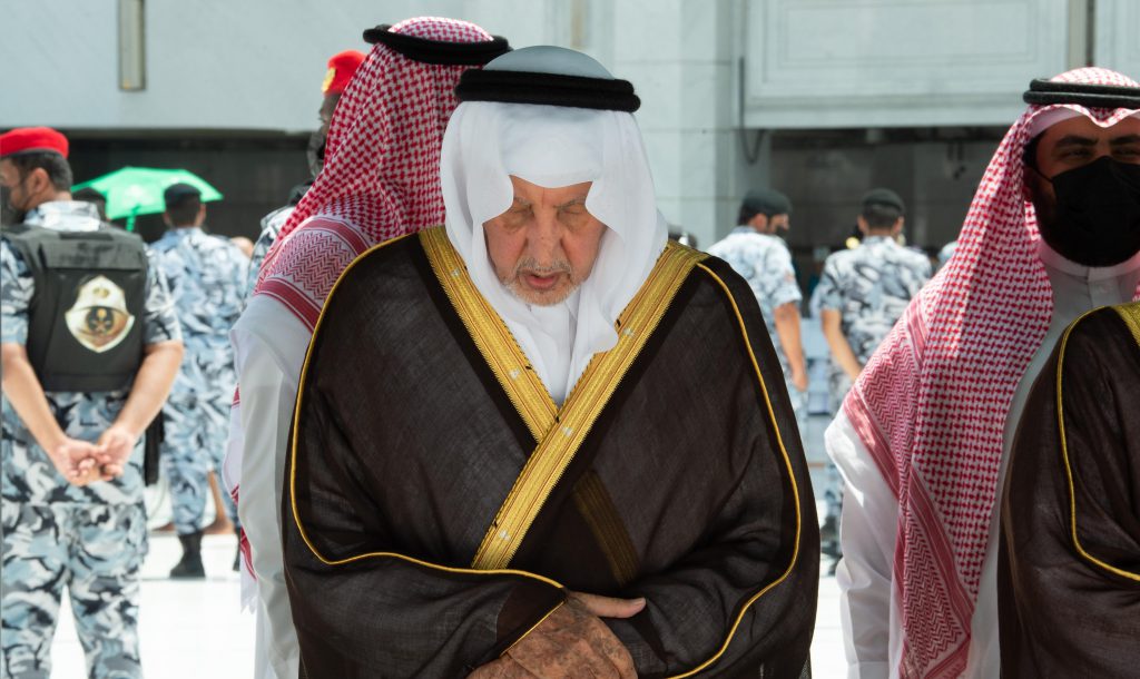 أمير مكة المكرمة يتشرف بغسل الكعبة المشرفة