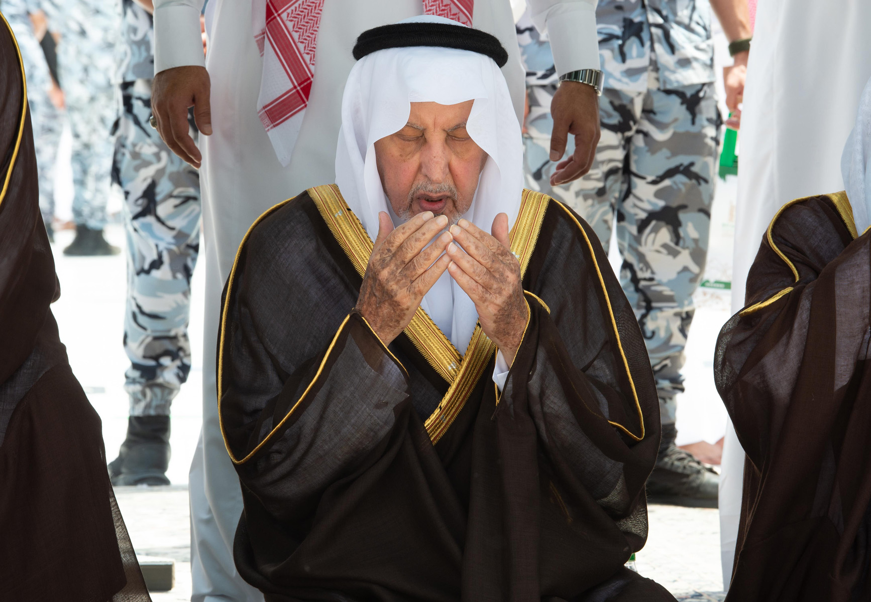 أمير مكة المكرمة يتشرف بغسل الكعبة المشرفة