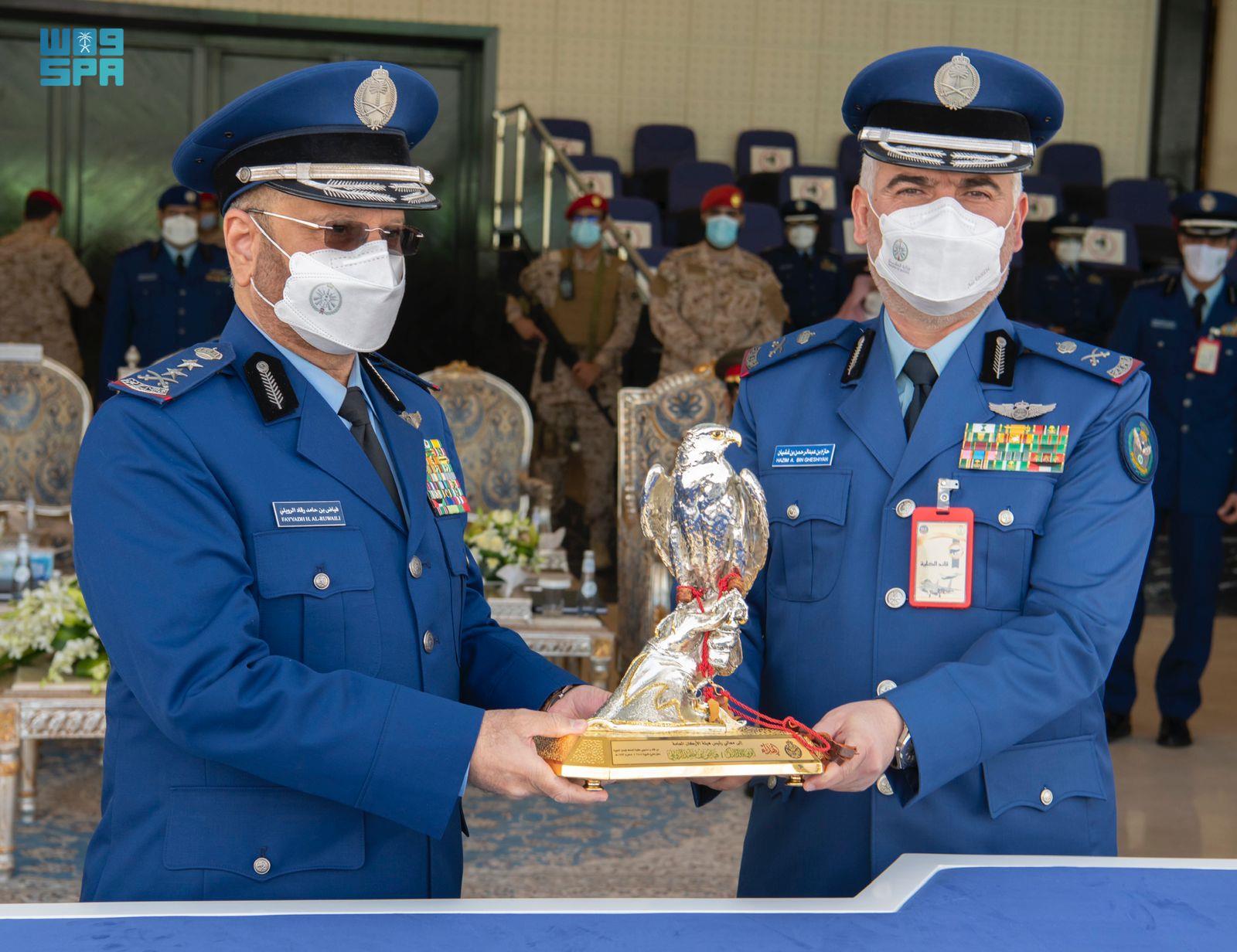رئيس هيئة الأركان العامة يرعى حفل تخريج الدفعة الـ(100) من طلبة كلية الملك فيصل الجوية