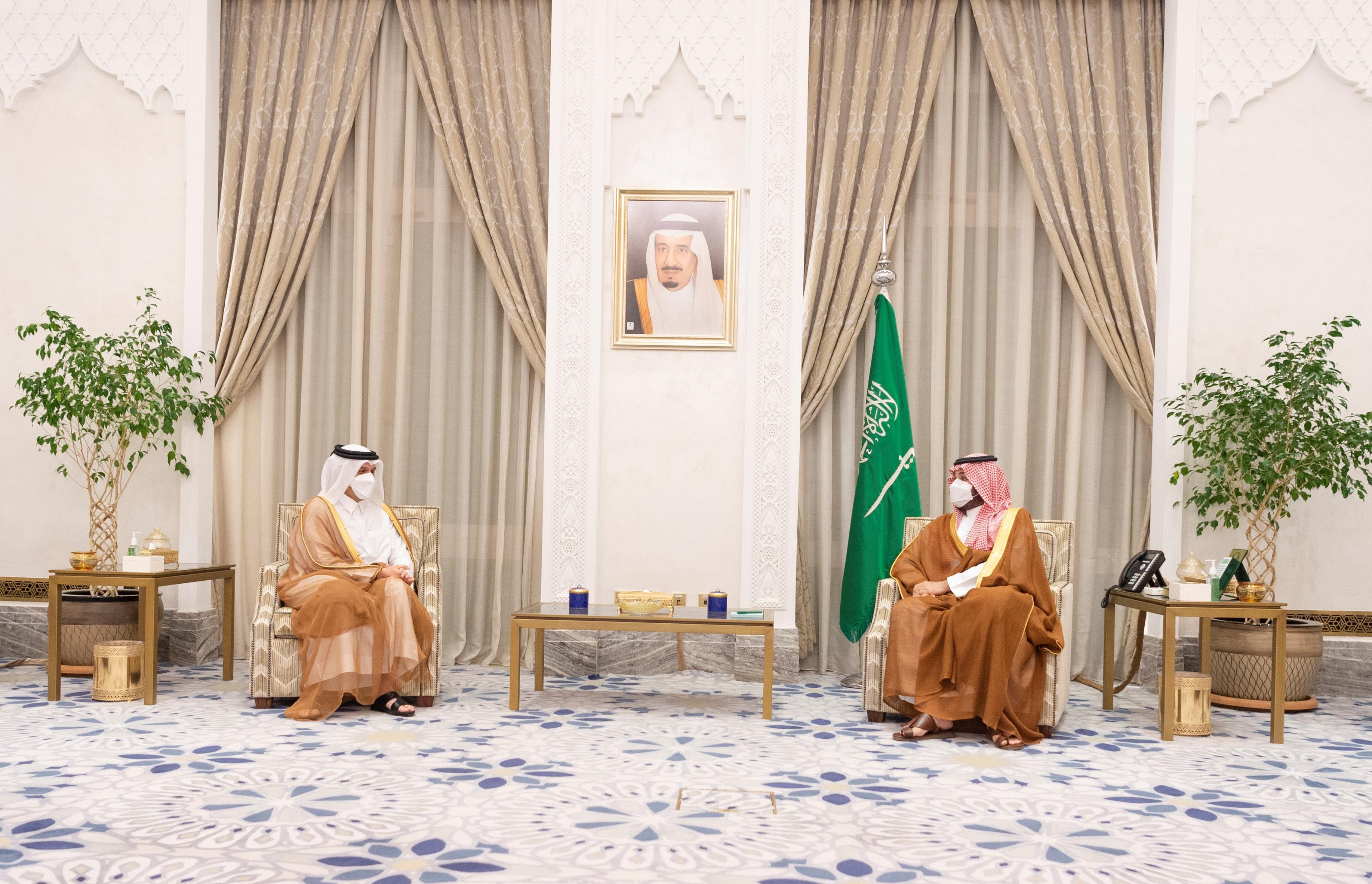 ولي العهد يستقبل وزير خارجية دولة قطر