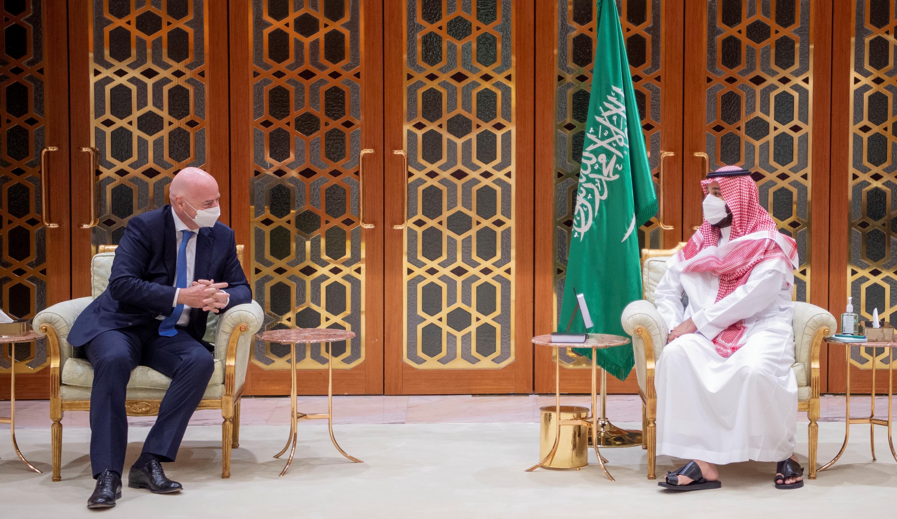 ولي العهد يلتقي رئيسي الاتحادين الدولي والأفريقي لكرة القدم