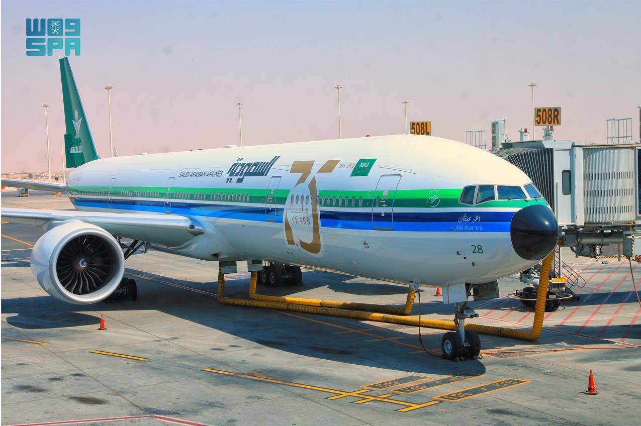 الخطوط السعودية تحتفي بذكرى أول رحلة للملك المؤسس وتوزع عددا خاصا من جريدة أم القرى يروي تفاصيلها