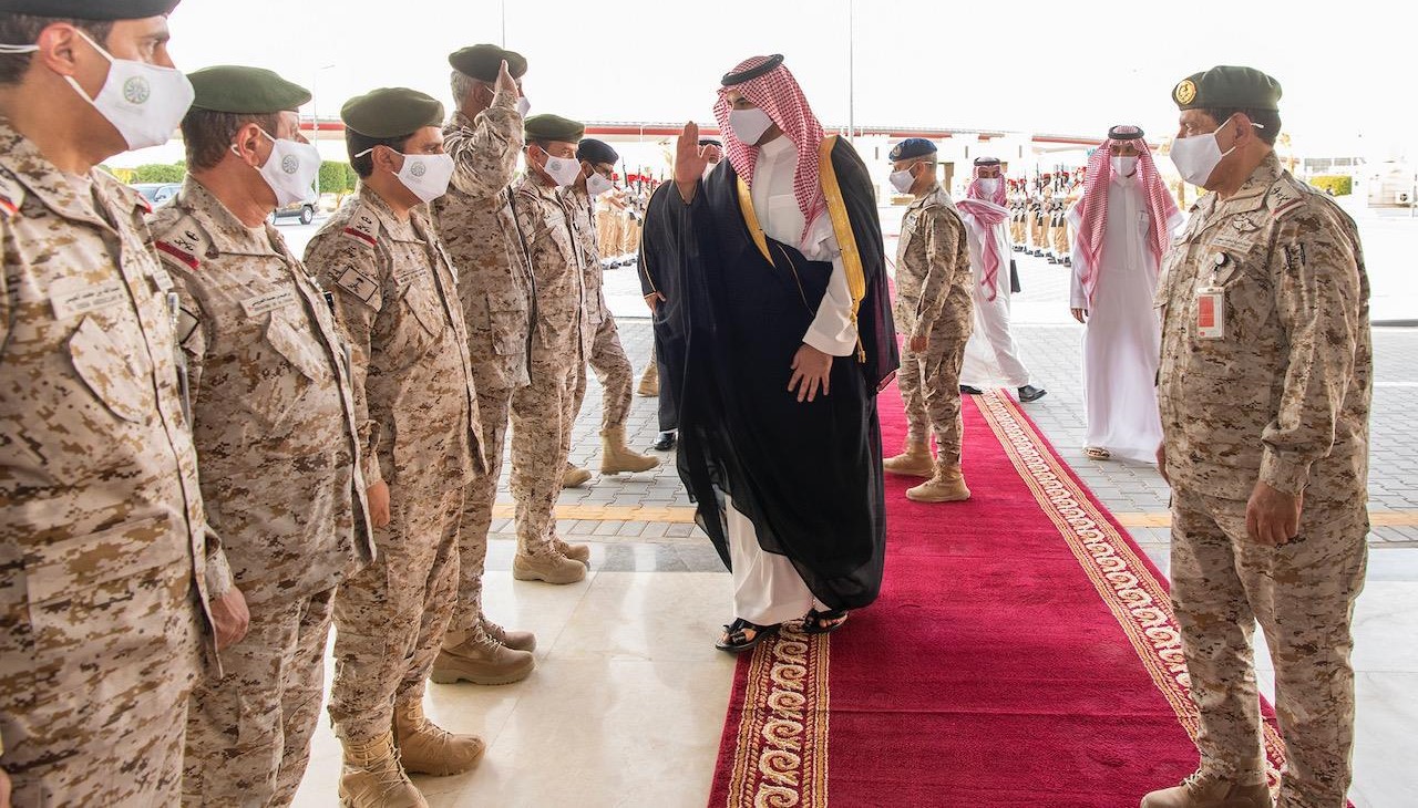 نائب وزير الدفاع يتفقد قيادة القوات البرية الملكية السعودية