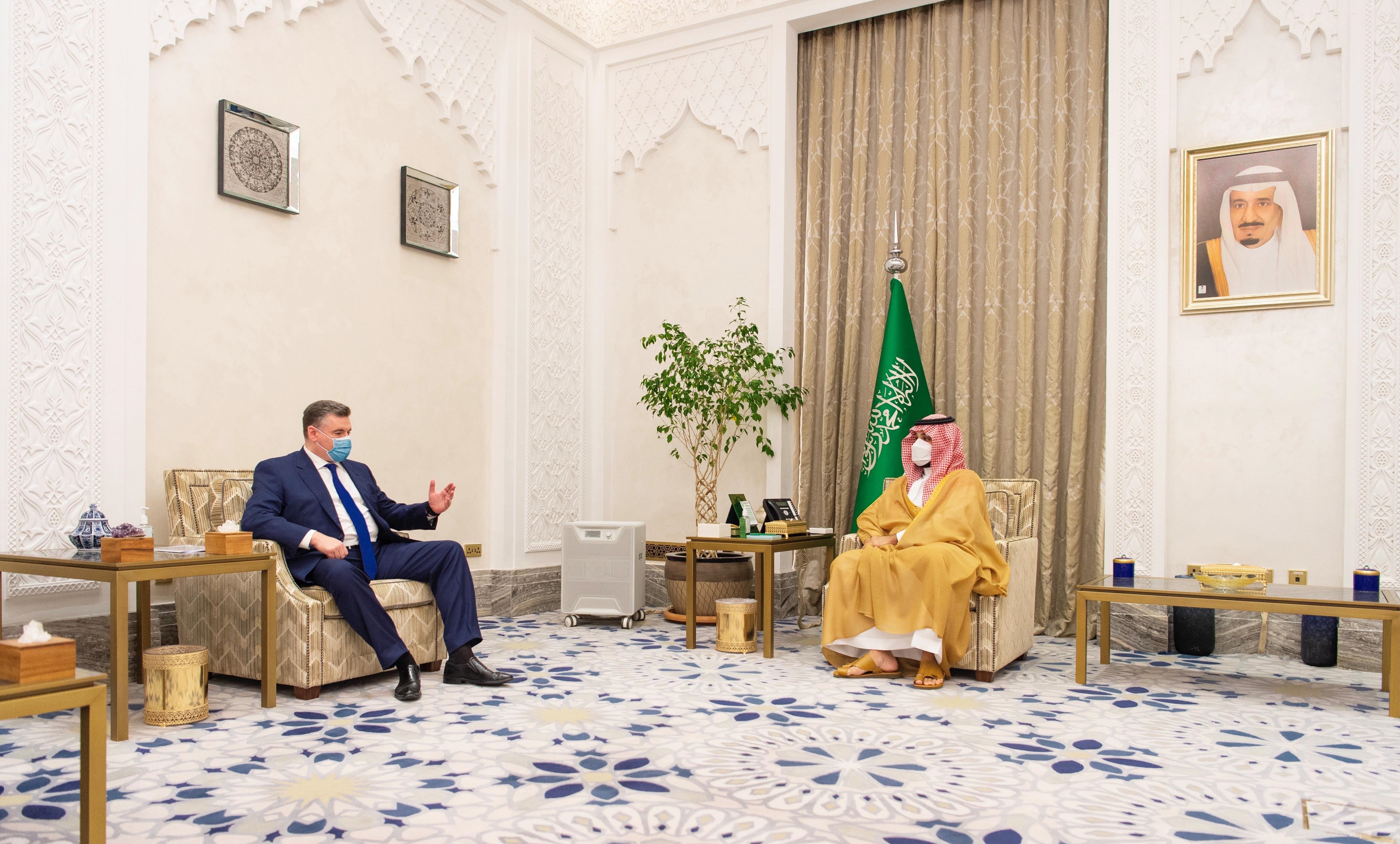 ولي العهد يستقبل رئيس لجنة الشؤون الدولية بمجلس الدوما الروسي