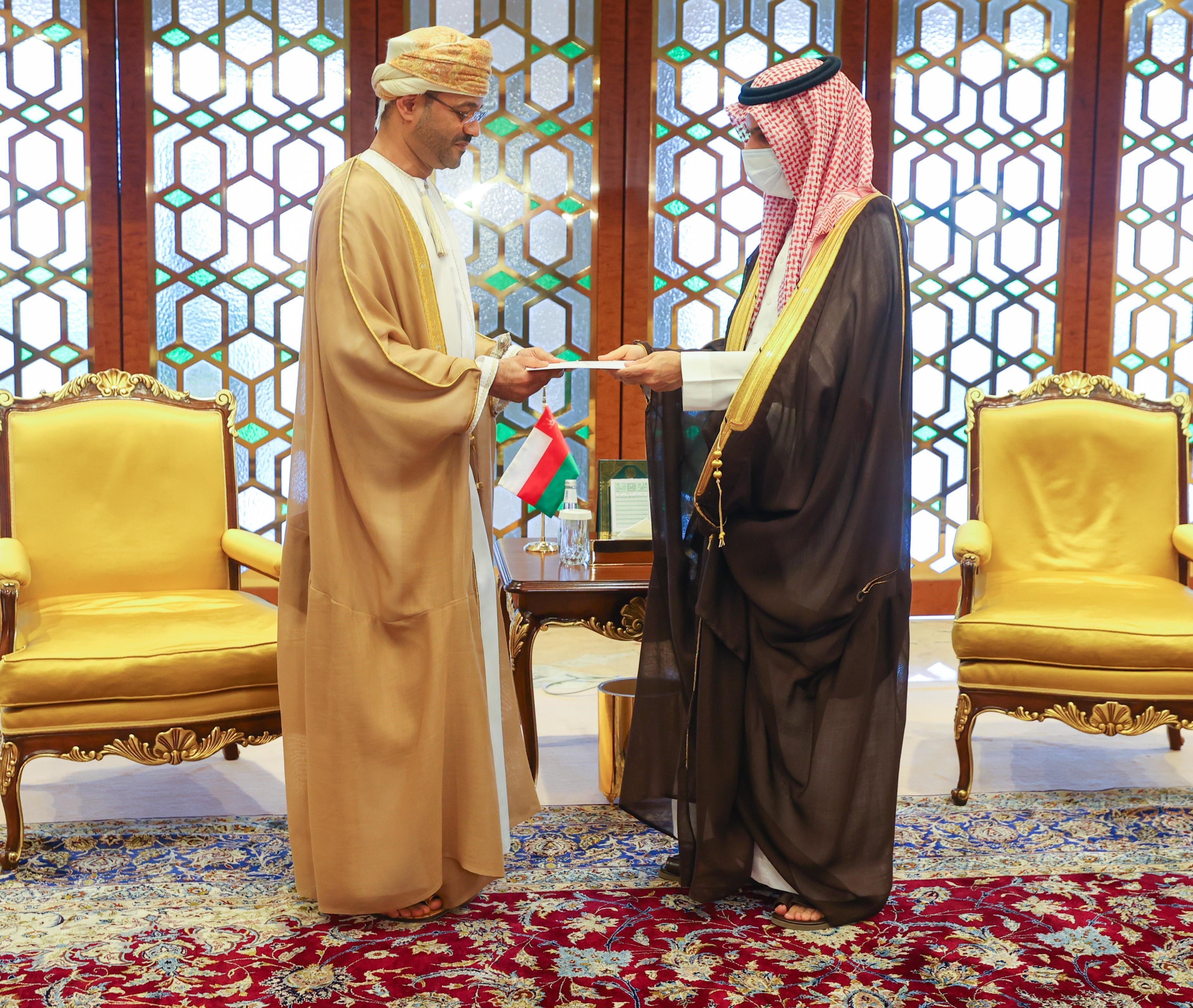 خادم الحرمين الشريفين يتلقى رسالة خطية من سلطان عمان