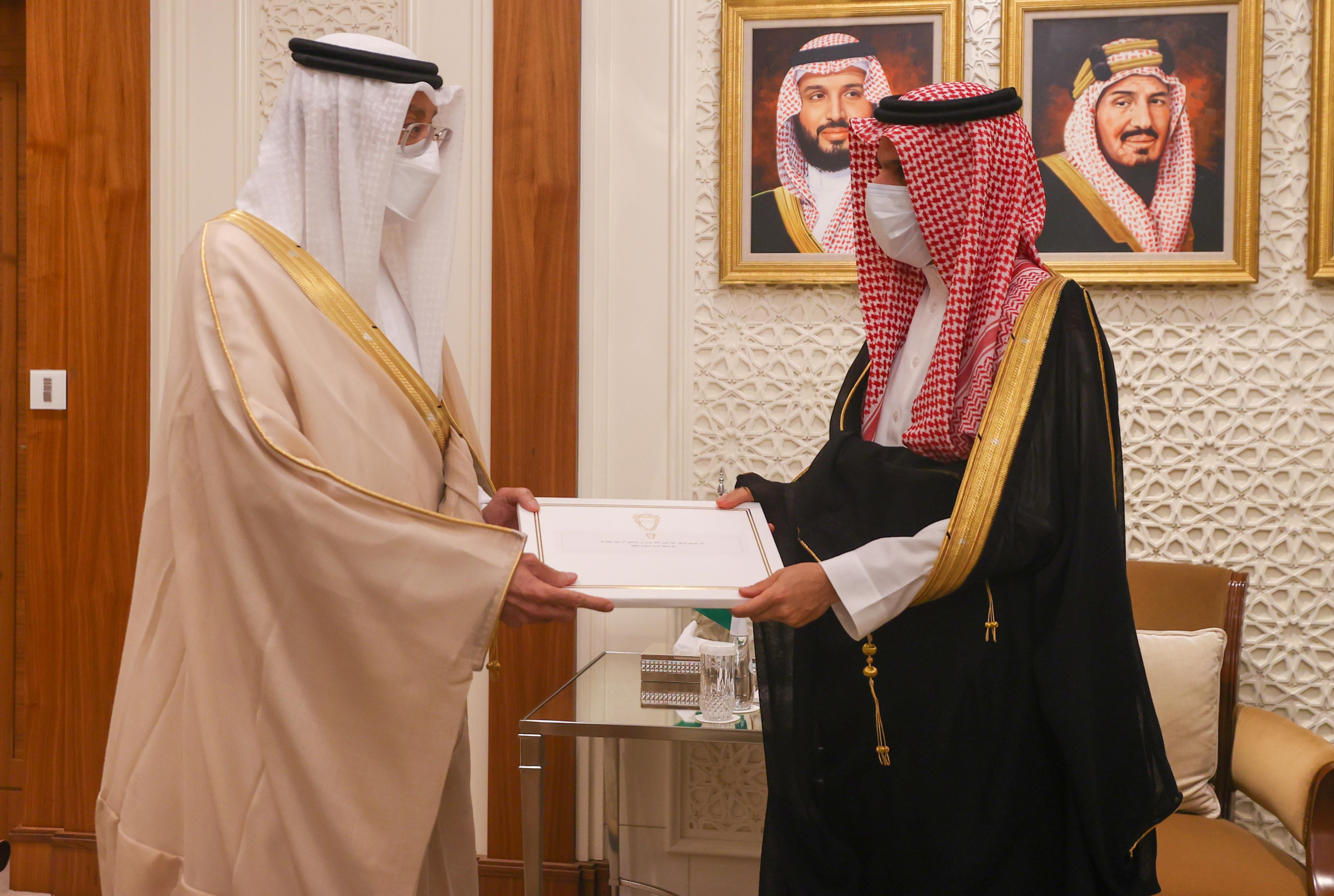 خادم الحرمين الشريفين يتلقى رسالة خطية من ملك البحرين