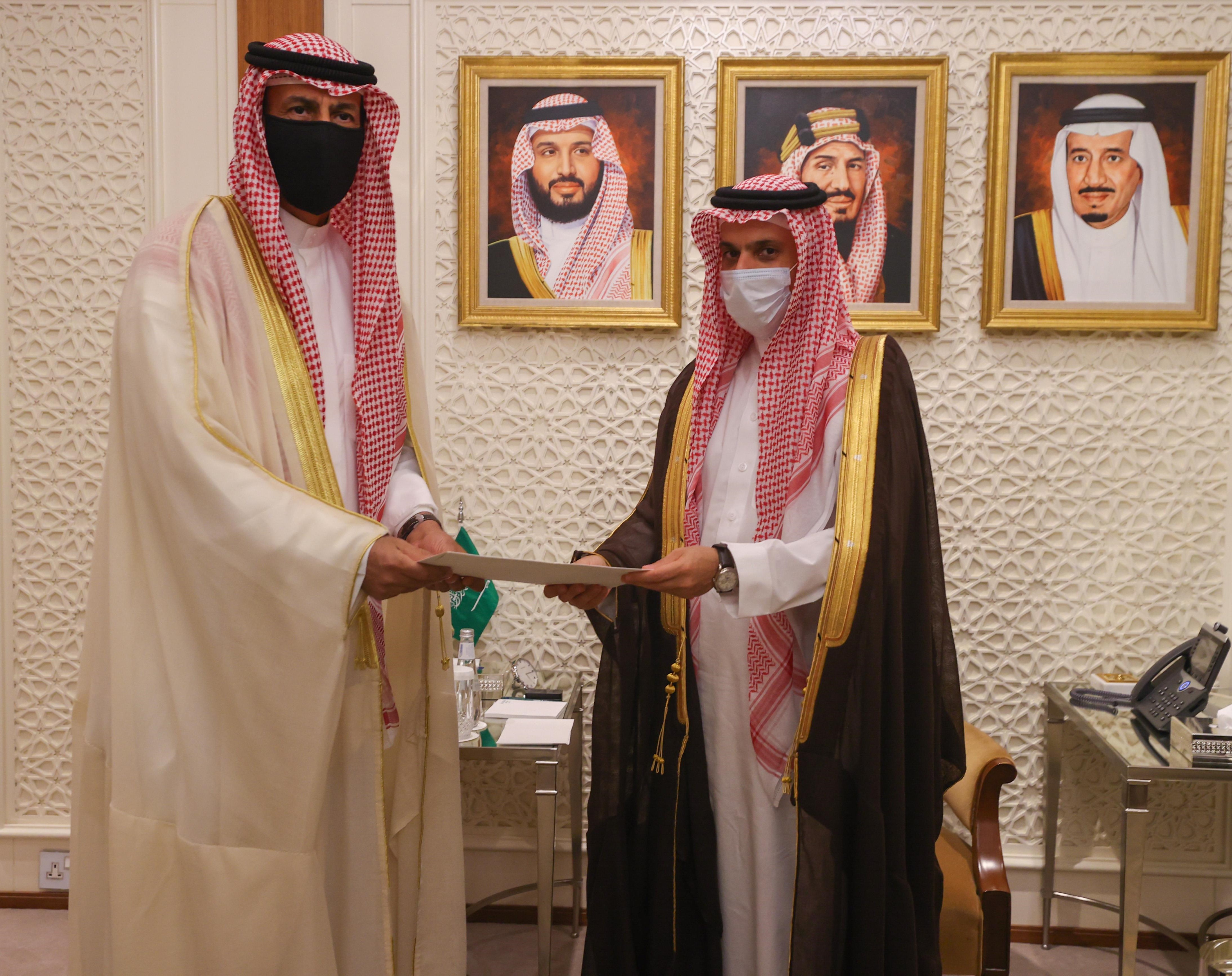 ولي العهد يتلقى رسالة خطية من الشيخ مشعل الأحمد