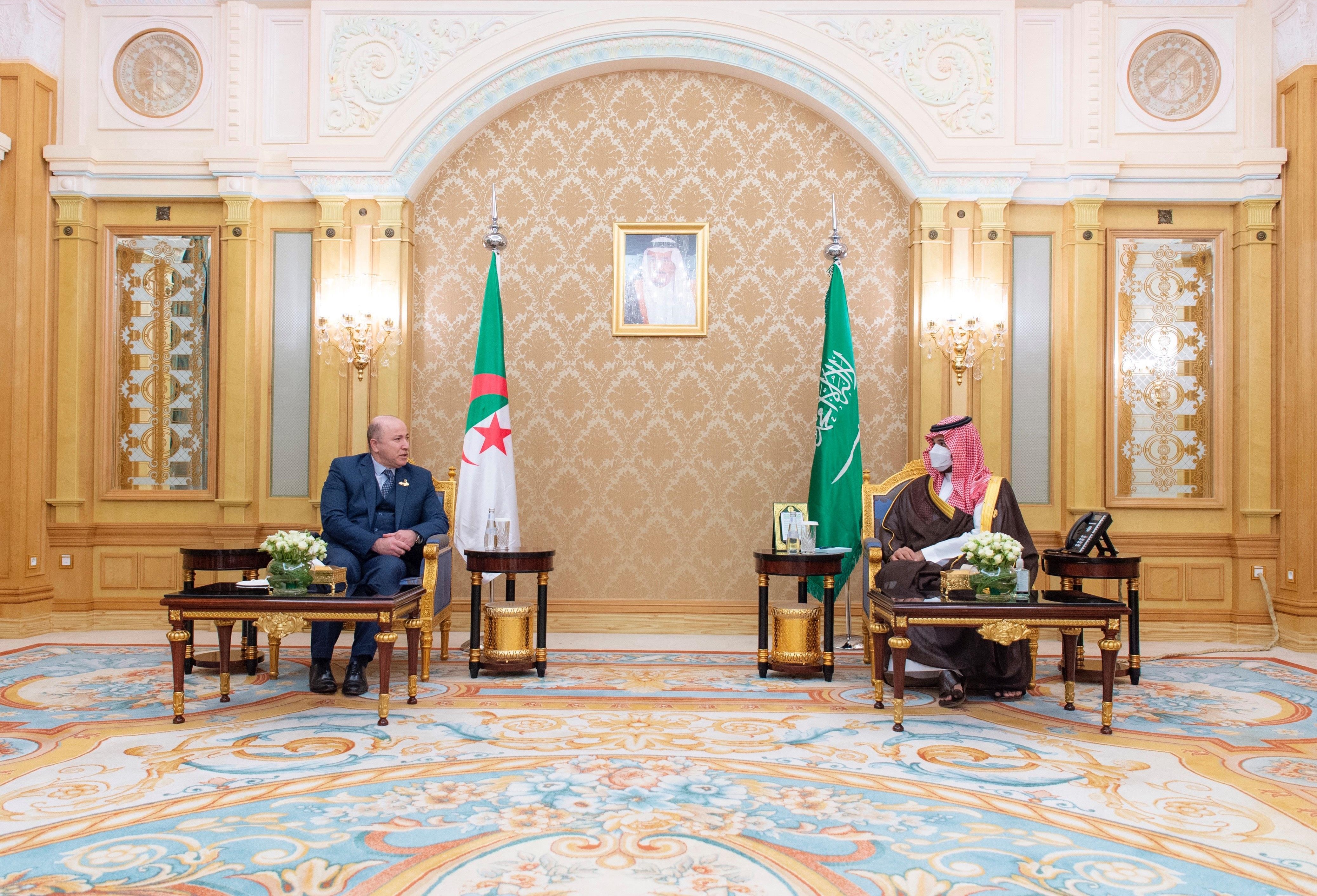 ولي العهد يلتقي الوزير الأول وزير المالية الجزائري
