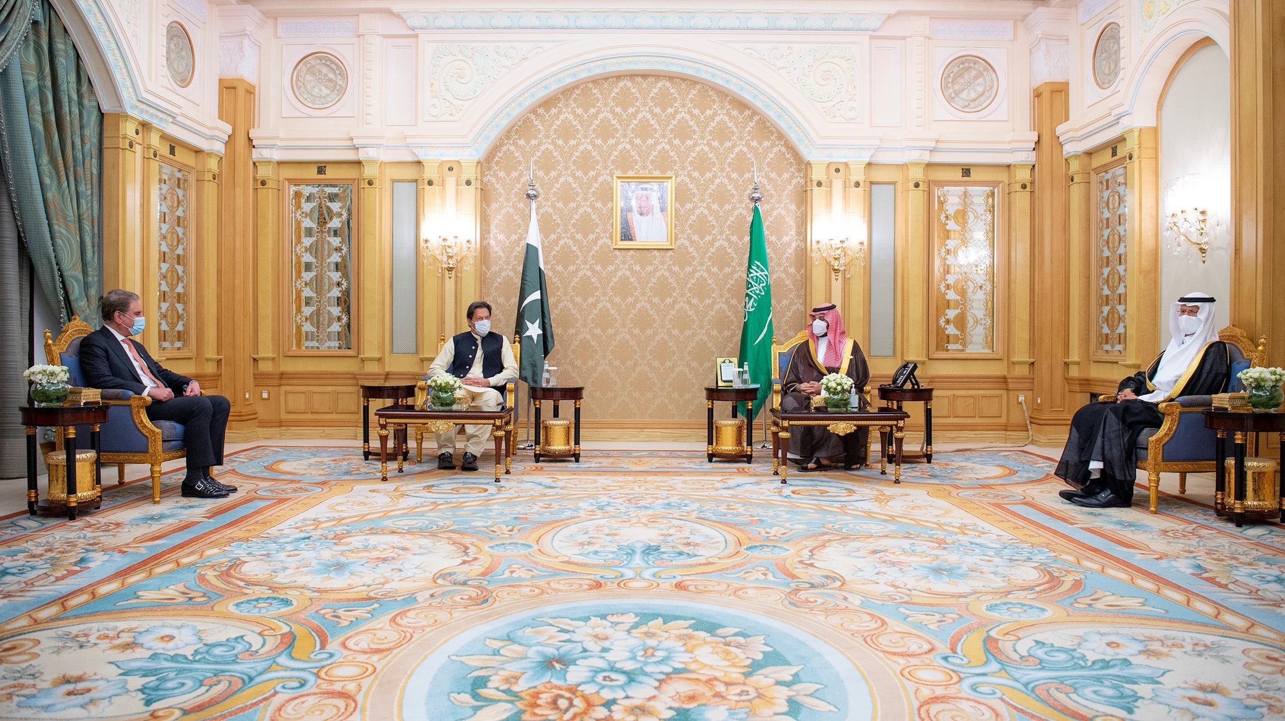 ولي العهد يلتقي رئيس الوزراء الباكستاني