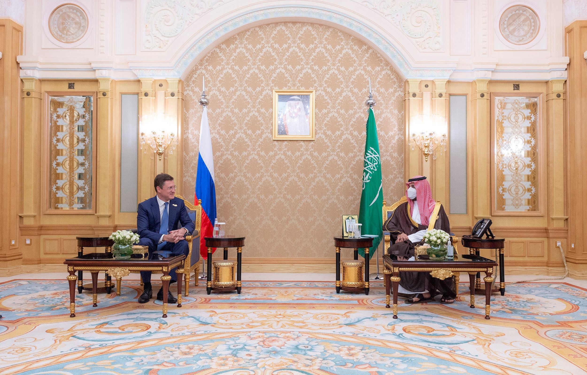 ولي العهد يلتقي نائب رئيس مجلس الوزراء الروسي