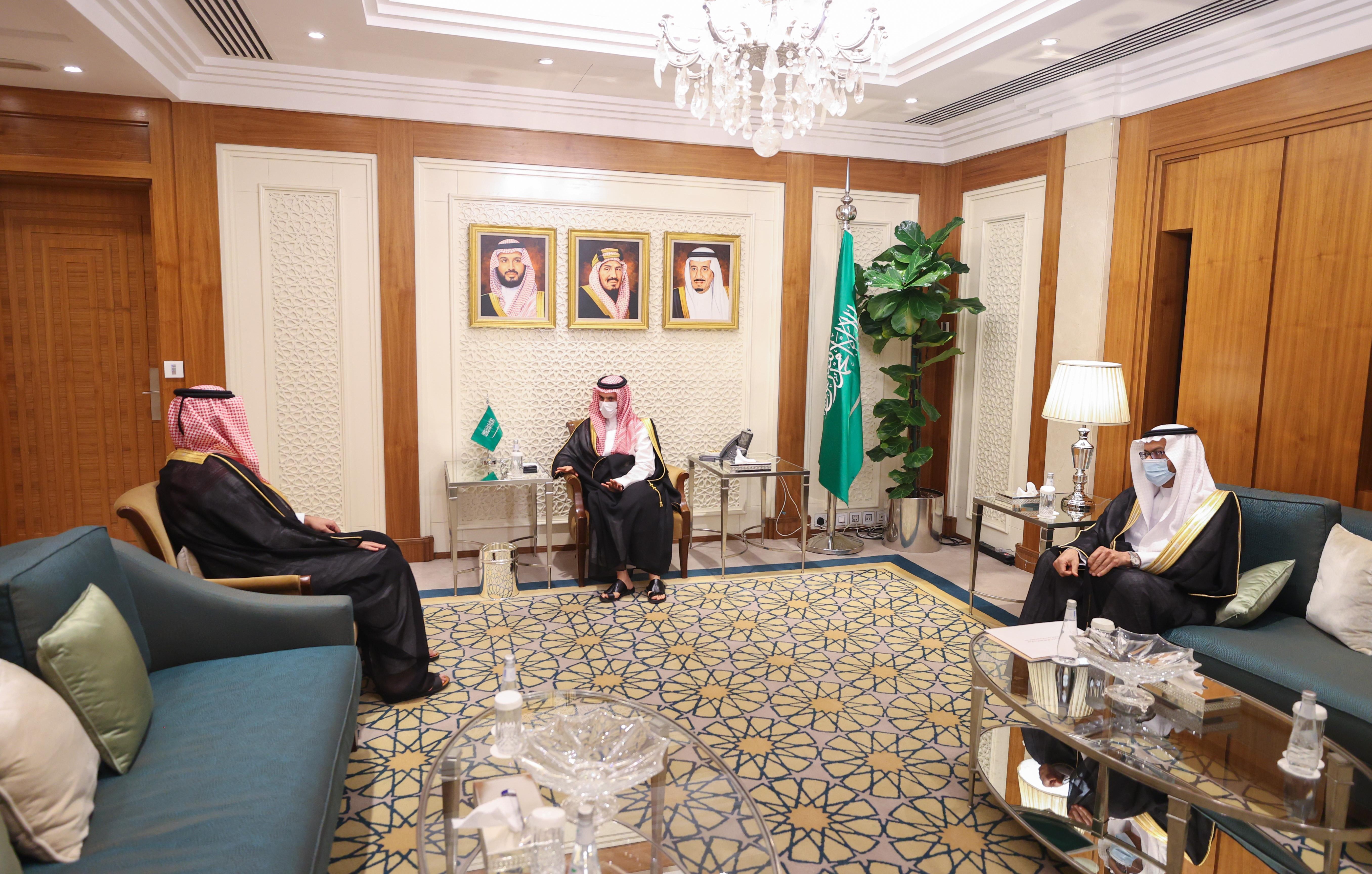 الملك يتلقى رسالة من أمير قطر