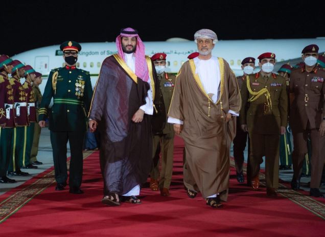 ولي العهد يصل إلى سلطنة عمان في زيارة رسمية
