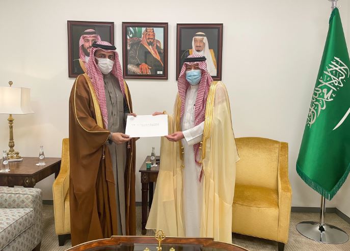 خادم الحرمين الشريفين يتلقى رسالة خطية من أمير قطر