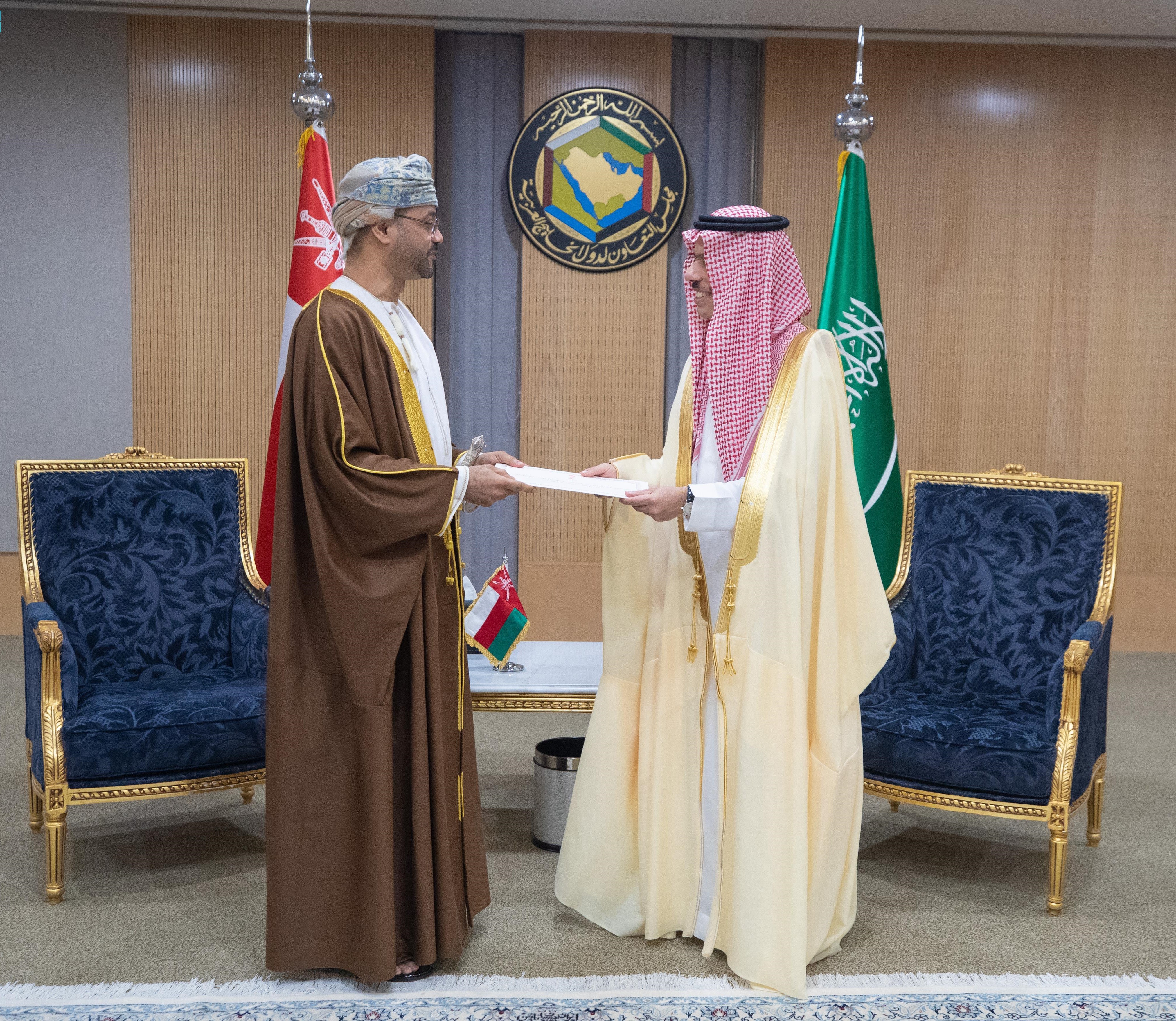 خادم الحرمين الشريفين يتلقى رسالة خطية من سلطان عمان