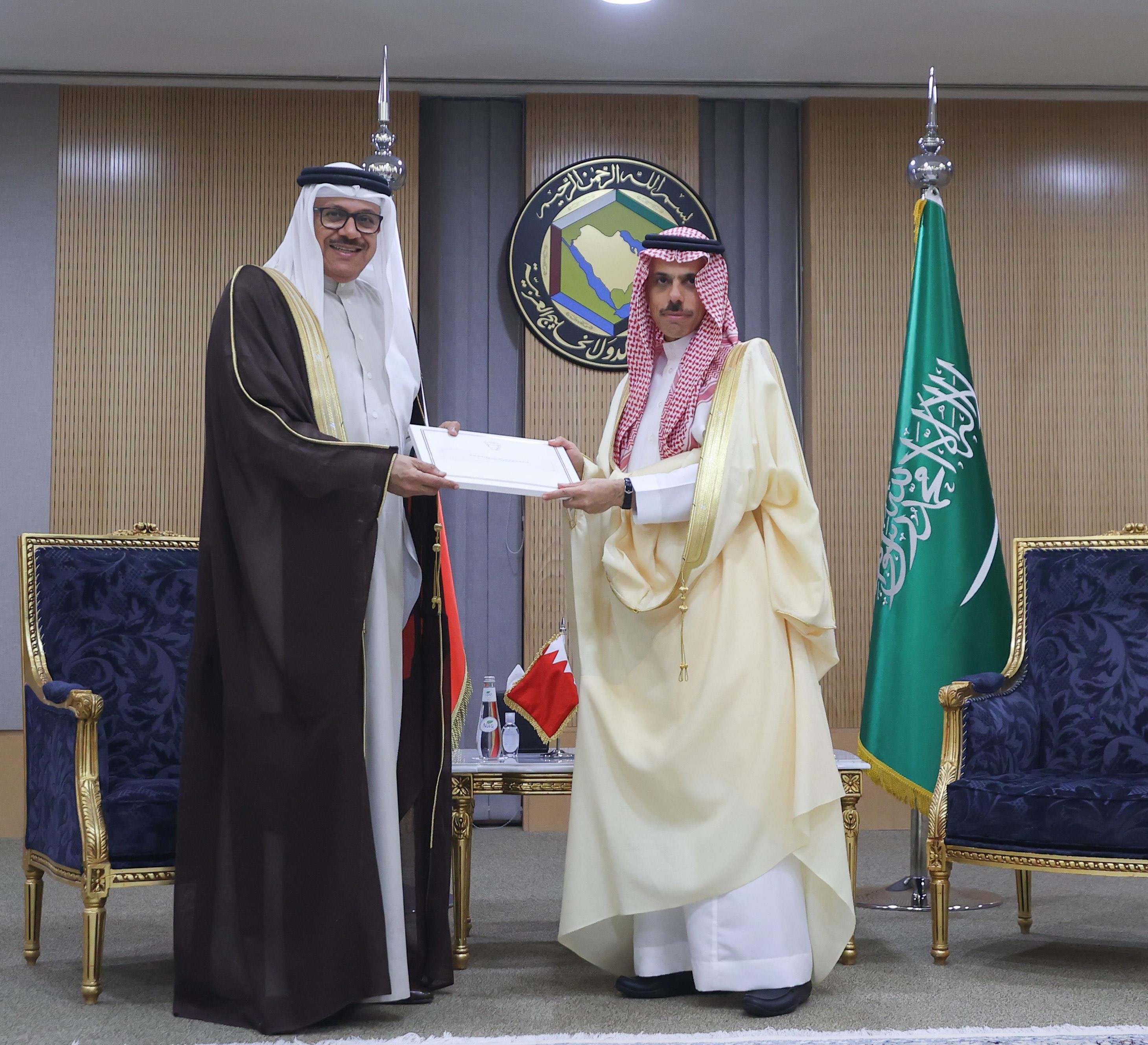 خادم الحرمين الشريفين يتلقى رسالة خطية من ملك البحرين