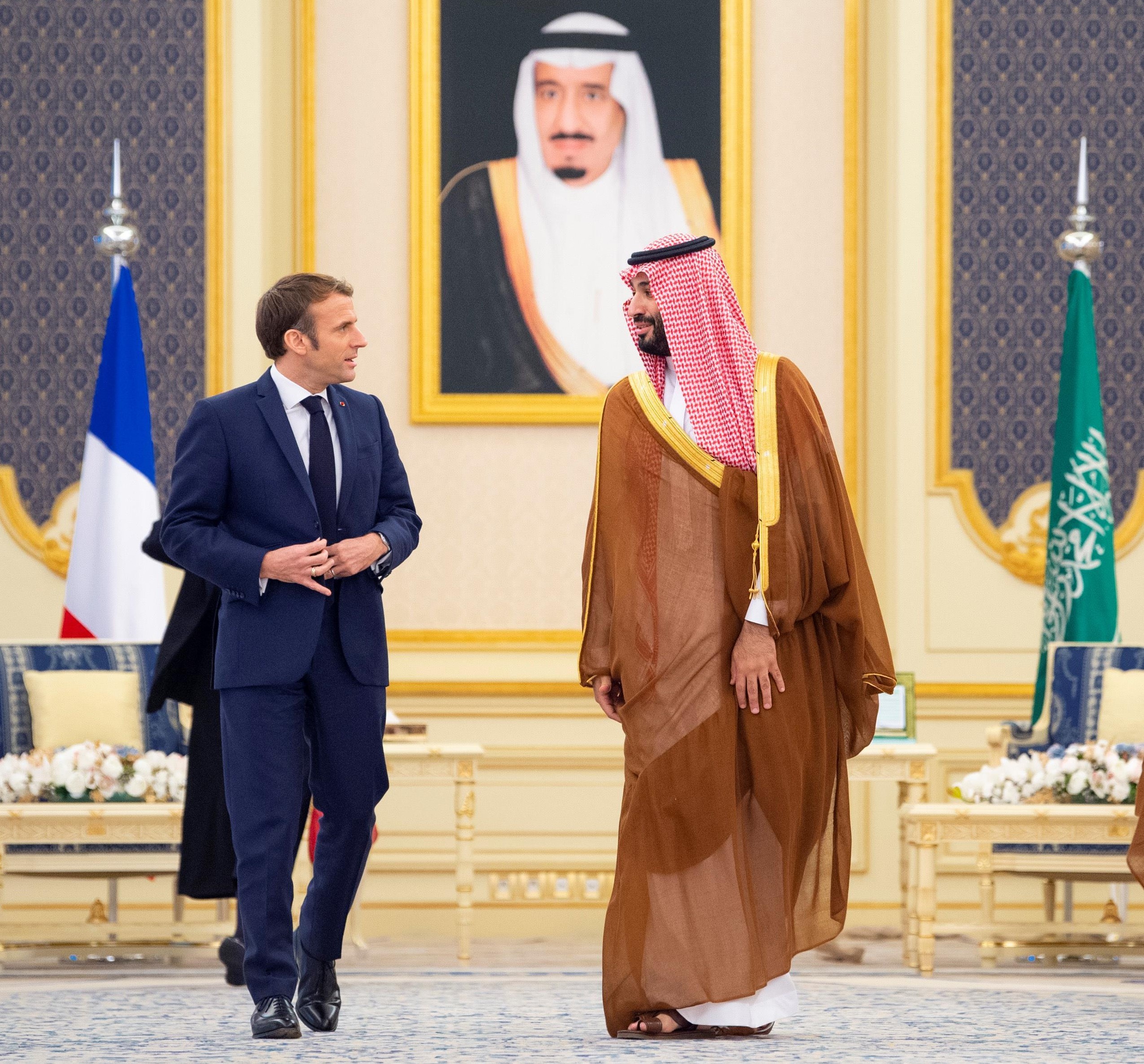 ولي العهد والرئيس الفرنسي يستعرضان العلاقات ومجالات الشراكة بين البلدين