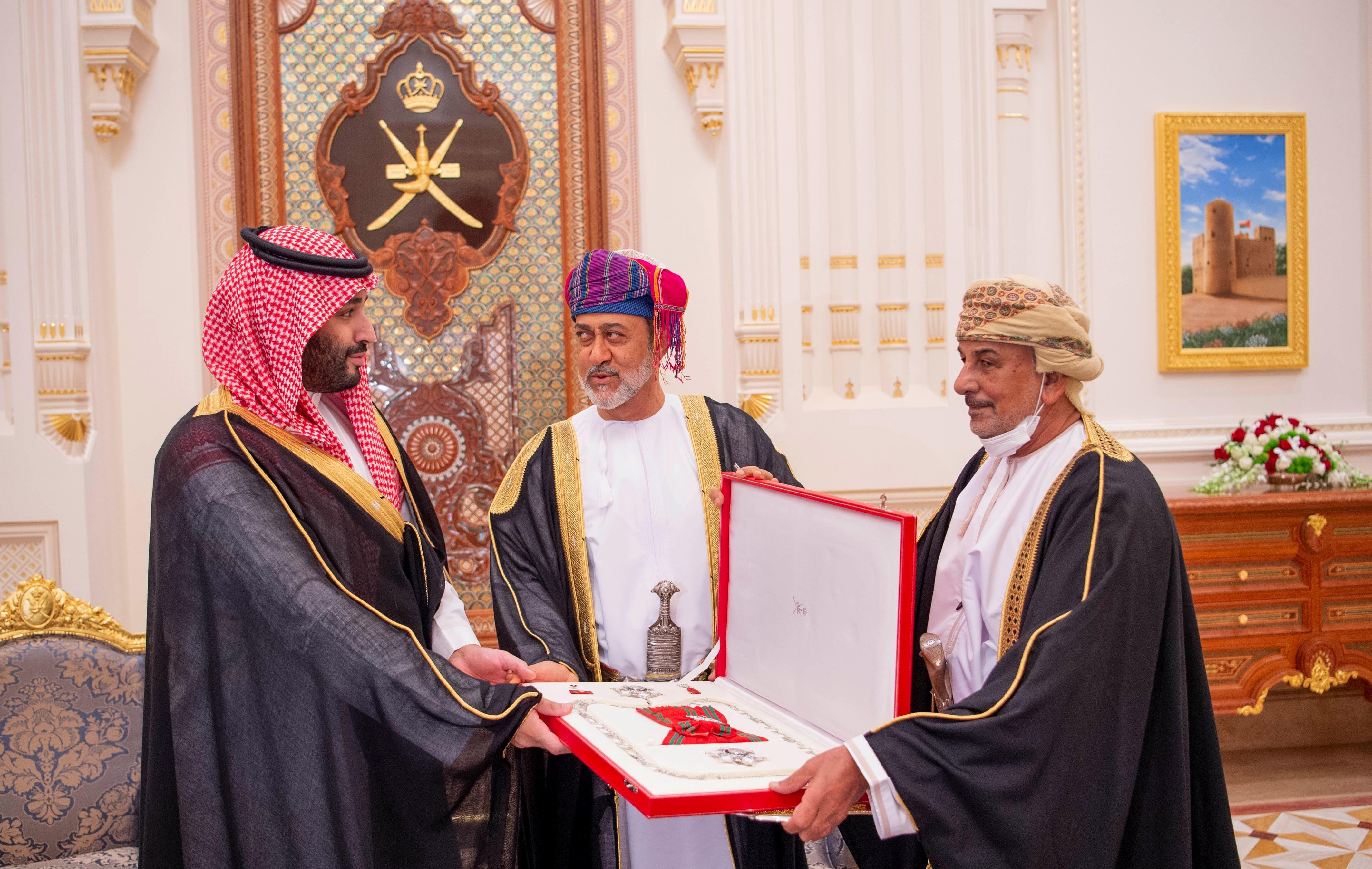 ولي العهد وسلطان عمان يستعرضان العلاقات الأخوية بين البلدين