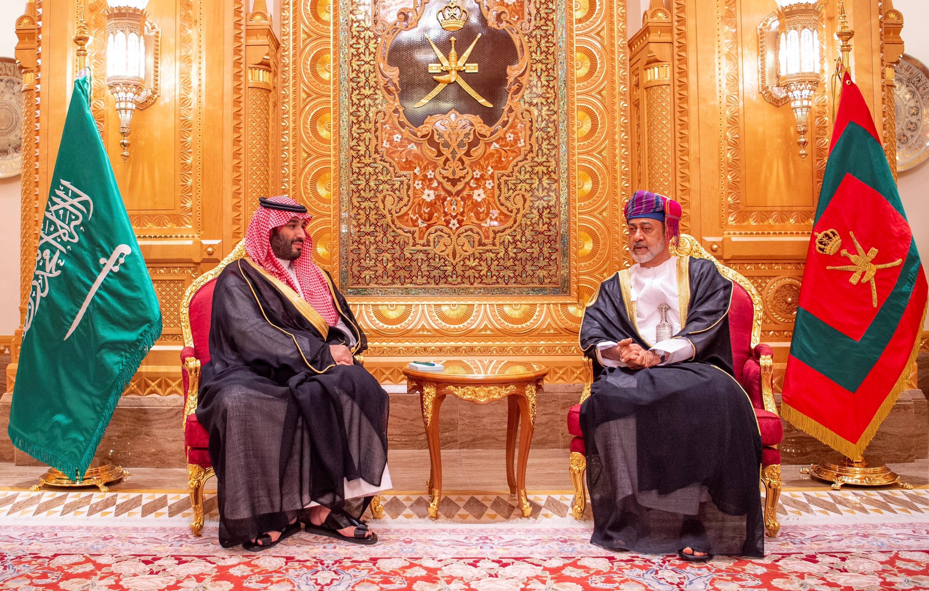 ولي العهد وسلطان عمان يستعرضان العلاقات الأخوية بين البلدين