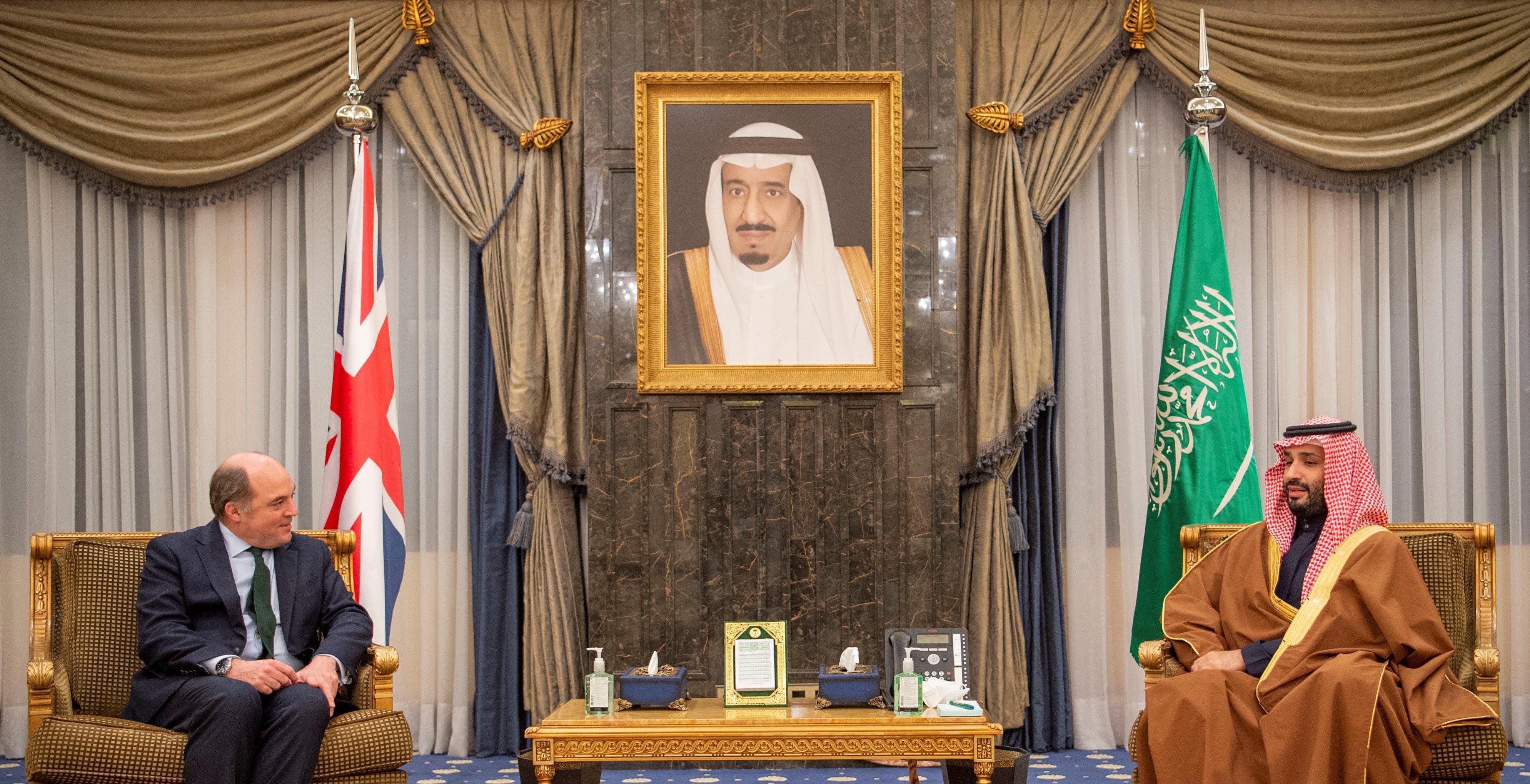 ولي العهد يجتمع مع وزير الدفاع البريطاني