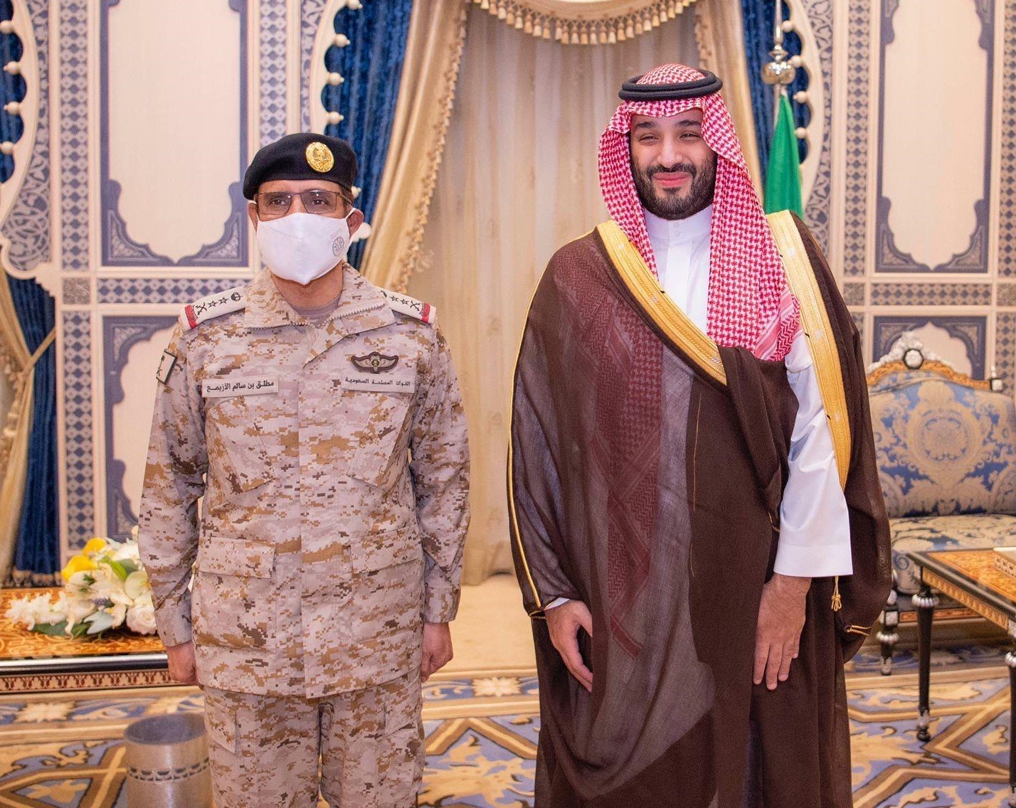 ولي العهد يقلد مطلق بن سالم الأزيمع رتبته الجديدة