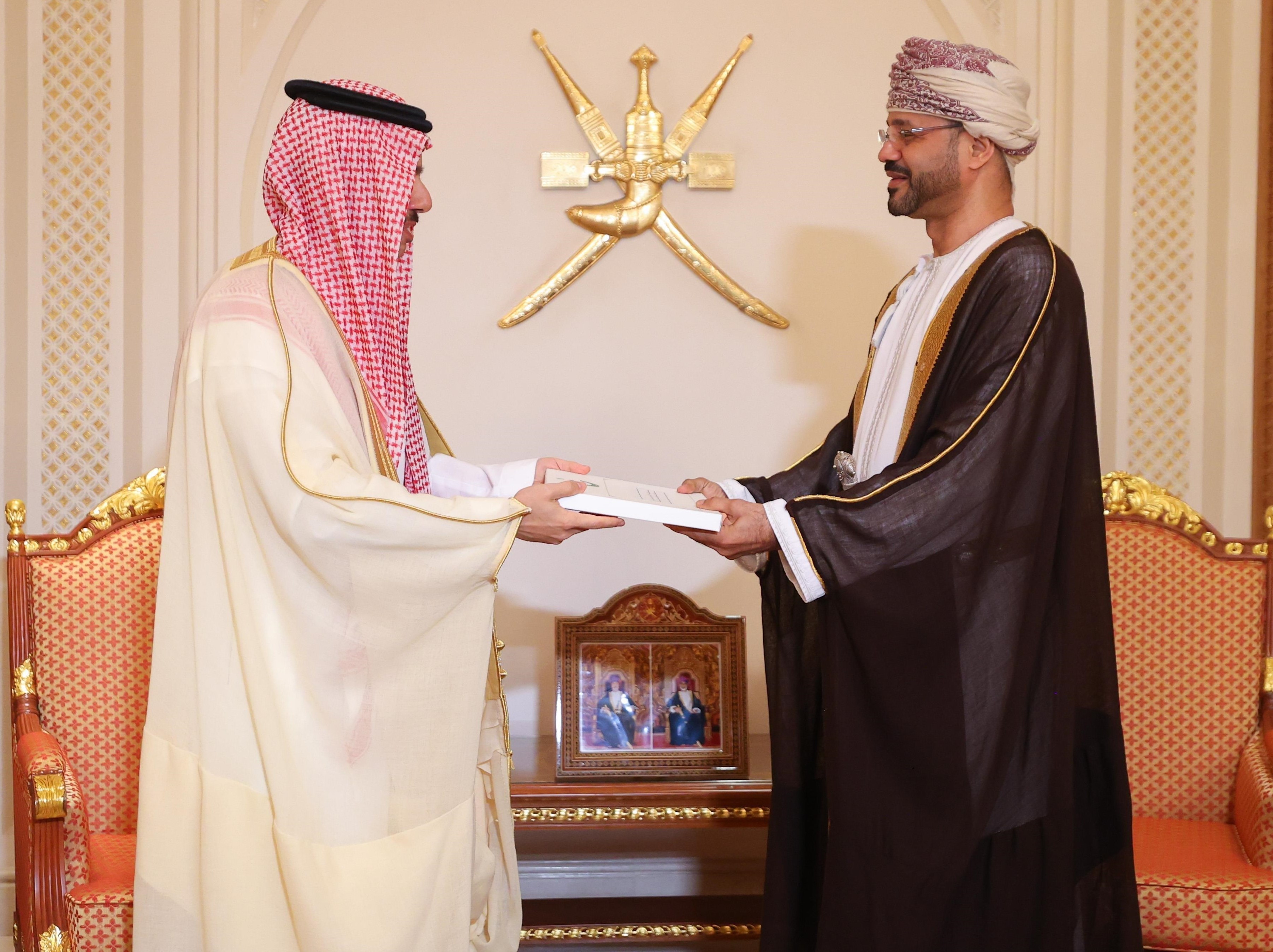 خادم الحرمين الشريفين يبعث رسالة خطية لسلطان عمان